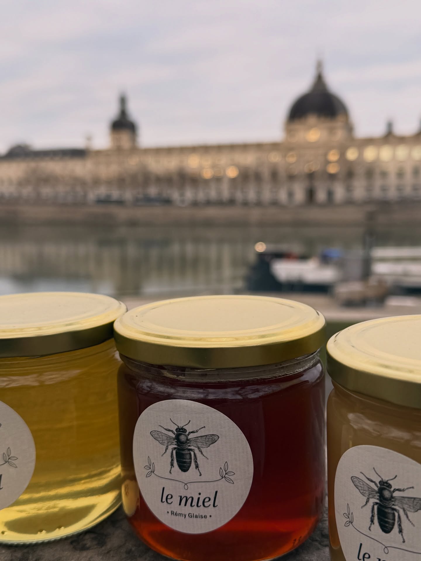 Aujourd’hui au marché quai Augagneur à #lyon
jusqu’à 12h30!
Toute la gamme est disponible.
À bientôt
#lemielremyglaise #miel #apiculture #producteurlocal #foodies #consommerlocal #healthyfood #foodies #foodstagram #instafood #naturalfood #artisanatfrancais #bienmanger #mangerlocal #lyon #lyonnais #onlylyon #lyonfood #lyonfoodies #marchinglyon #marchelocal #marchelyon #gastronomielyon #produitsnaturels #slowfood #terroirfrancais #madeinfrance #saveurslocales