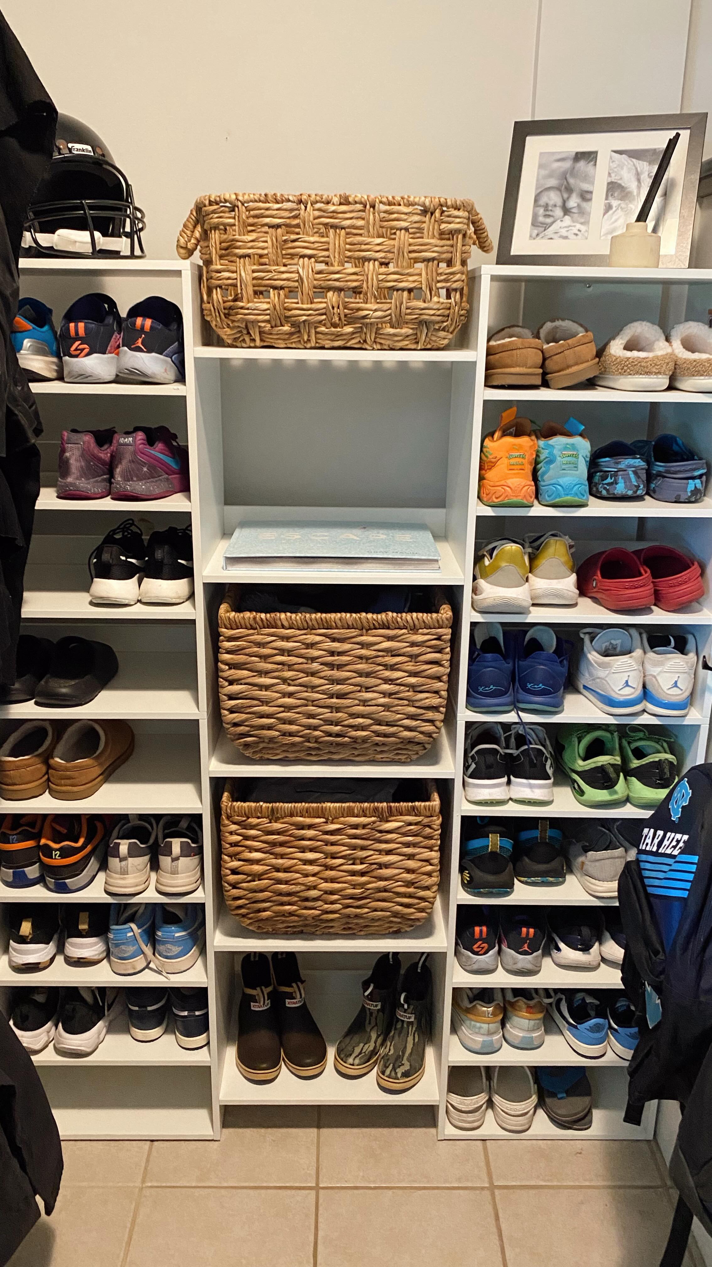 Making this house a home with an entryway refresh that’s functional and visually appealing 🏠✨ We optimized vertical space with this build in, offering tons of organization and storage!