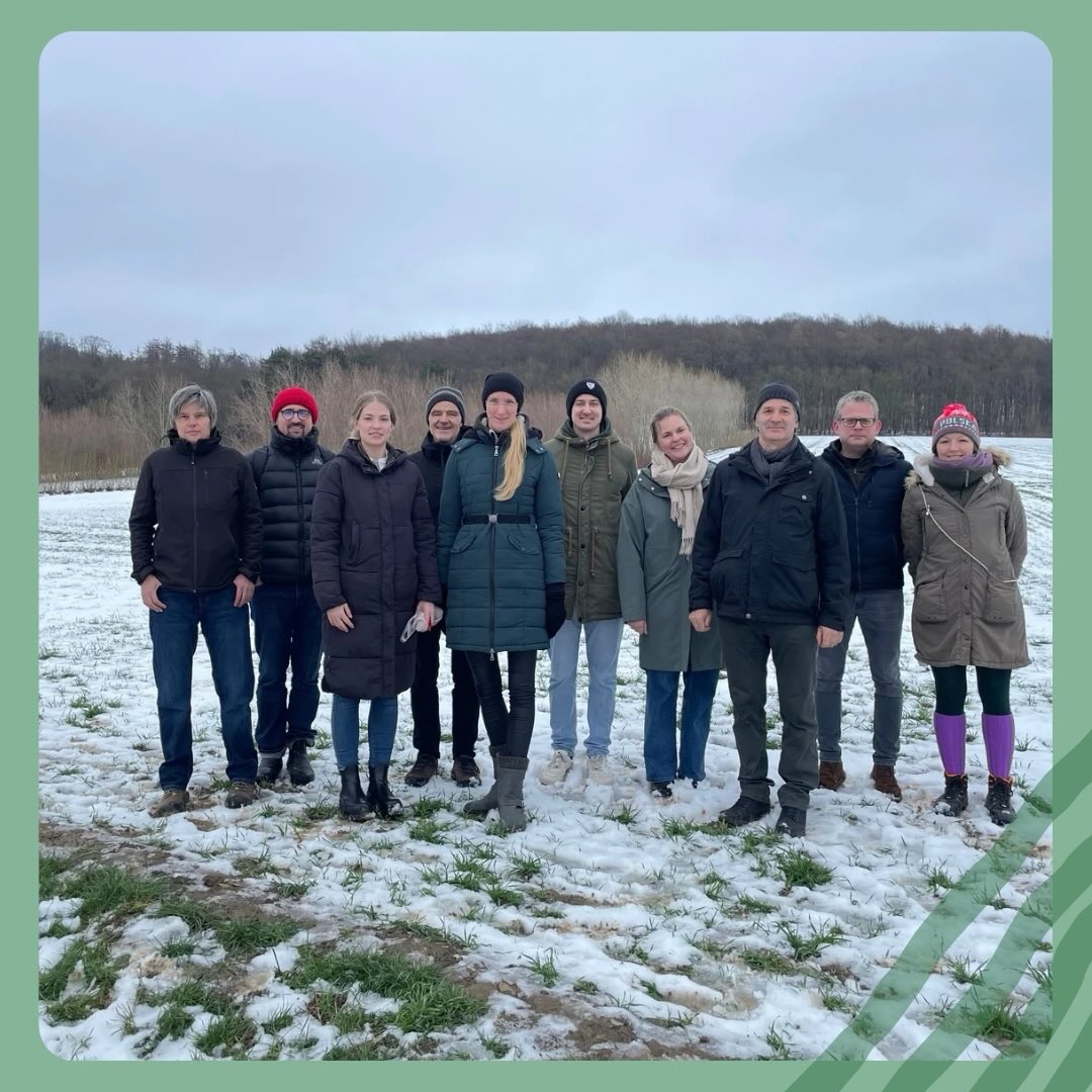 PappelWERT Jahrestreffen 2026
Das Projekt PappelWERT startet ins dritte Jahr! Dieses Jahr waren wir bei unseren Projektpartnern der @agrar_unigoe. Wir haben zurück geschaut auf das vergangene Jahr, den aktuellen Stand diskutiert und die Planung des nächsten Jahres besprochen.
Und natürlich es auch raus an die frische Luft. Wir haben uns die Versuchsfläche der Uni Göttingen angeschaut - das besondere an der Fläche: das 12 Jahre alte Agroforstsystem