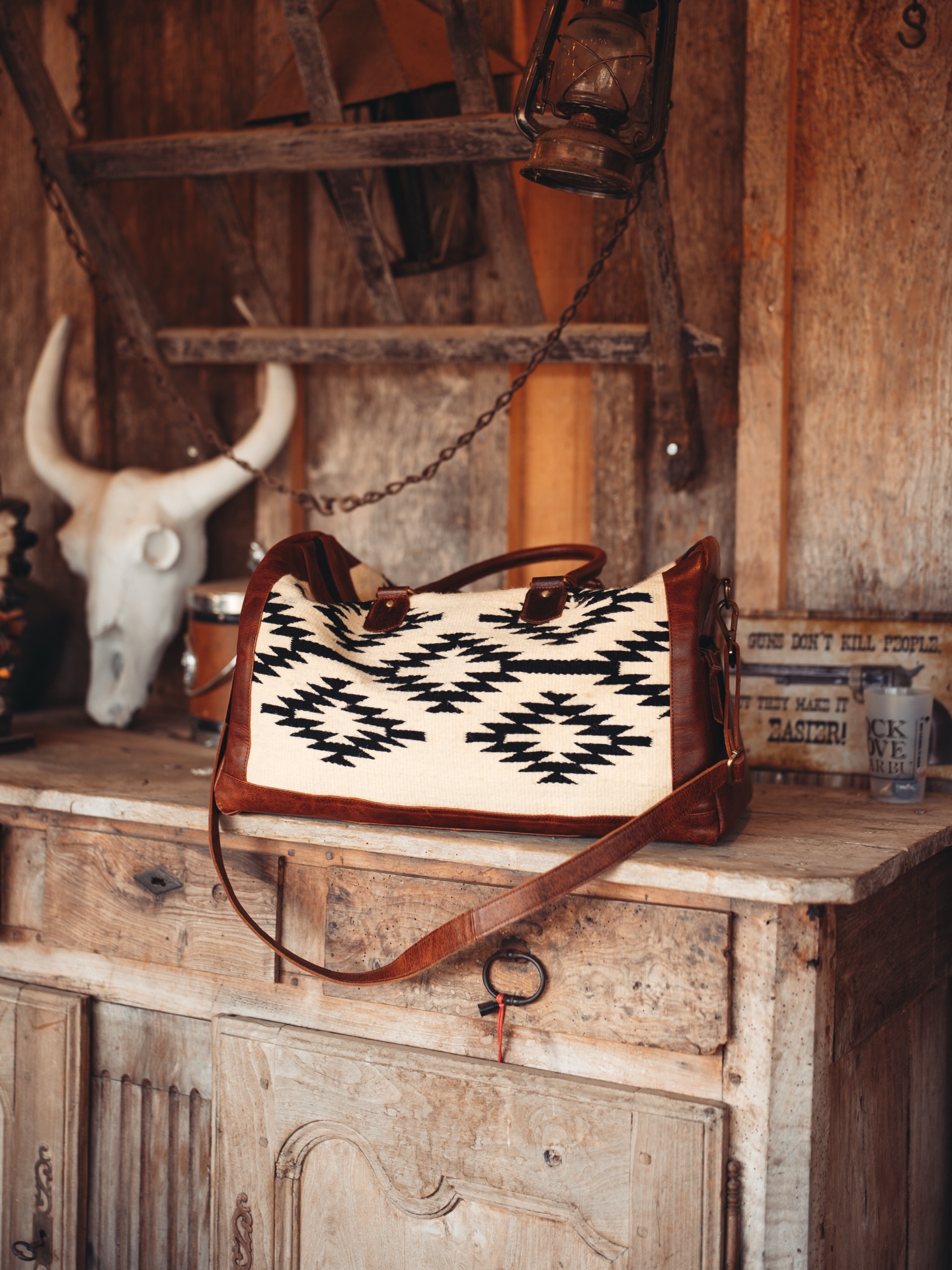 Est ce qu’on est les seuls à avoir des envies d’évasions ? 🚐
L’hiver bat son plein et nous, on rêve de routes qui s’étendent, de moteurs qui ronronnent au petit matin, de cafés pris sur le capot, de paysages qui changent au fil des kilomètres.
Avec cette envie de toujours aller voir plus loin.
C’est pour ça que notre sac de voyage existe 🫶
Spacieux pour emporter l’essentiel,
élégant pour vous suivre partout,
et solide pour affronter toutes les échappées.
Et parce que les plus belles escapades commencent souvent sur un coup de tête…les soldes sont en cours sur le site et cette pépite n’attend plus que votre prochain voyage.
#travelbag #weekender #sacdevoyage #westernfashion #westernlifestyle