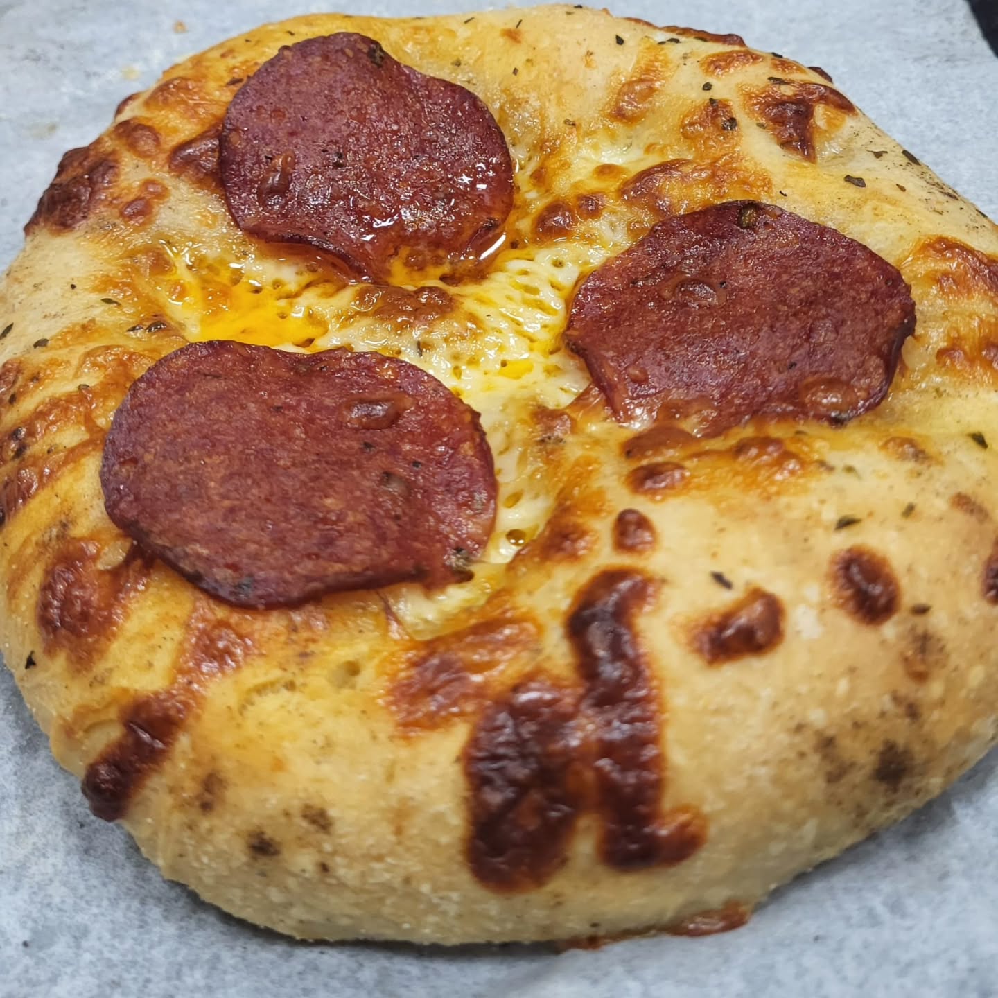 New entry to our foccacia selection... foccacia pizza! What can make our foccacia better than some pepperoni!!! rich flavors and incredible texture! #madefromscratchwithlove❤️ #artisanbakery #suportlocal #familybakery #indepentantbakery #focaccia