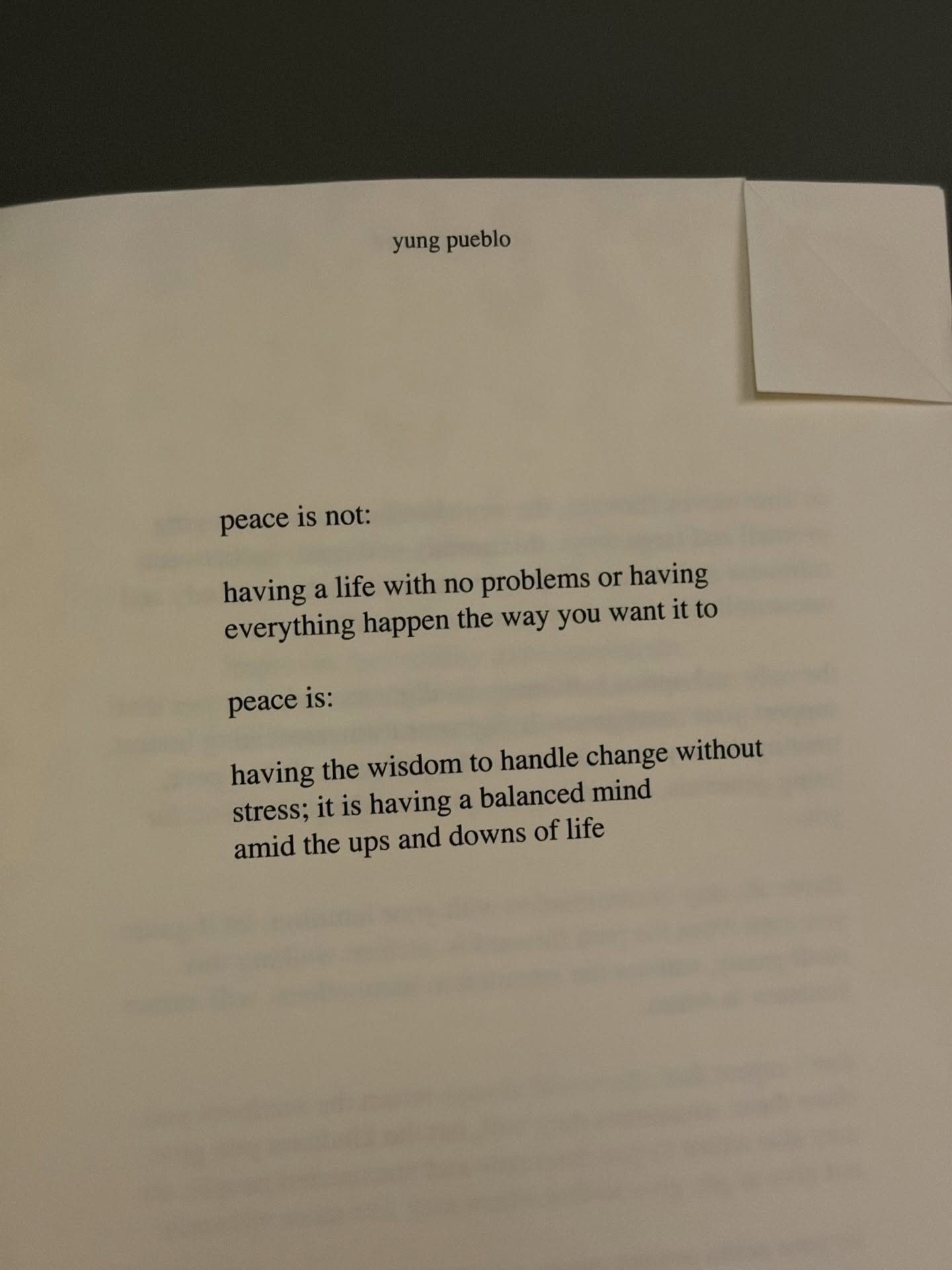 Kalmte en innerlijke rust komt niet door:
“Laat ik dit maar even doen, dan is het opgelost”
Alles managen en controleren wat op je af komt, even een tandje bij om problemen te voorkomen. Onder het mom van: “als je geen tegenvallers hebt en een lege actielijst, dan heb je rust”.
Maar jij weet net als ik: zo werkt het leven niet, we kunnen niet alles beïnvloeden zodat het gaat zoals wij dat willen. Zodat we geen weerstand, frictie of conflicten ervaren.
Potentiële ongemakken proberen te voorkomen van te laat zijn, niet voldoen aan verwachtingen en teleurstellen: dan leef je in de toekomst.
Kalmte komt door in het Nu bewust leiderschap nemen:
“Dit kan ik laten gaan. Het hoeft niet door mij opgelost te worden. En dat mag ongemakkelijk zijn”.
Het kunnen handelen van negatieve of onverwachte gebeurtenissen. Zonder dat ze je dag en je hoofd overnemen.
Wat je daarvoor nodig hebt:
1 - Je gedachten en lichaamssignalen leren catchen: “ah ik schiet weer in de valkuil en herken de automatische neiging om in te springen/JA te zeggen/harder te werken”
2 - Kunnen beslissen of je op die automatische reactie van je systeem wìl acteren. Het kan soms best nodig zijn, maar nooit in 100% van de gevallen. Echt niet ;)
3 - Je zenuwstelsel kunnen kalmeren dat je veilig bent als je in het Nu je eigen prioriteiten ownt. “Want wat zullen ze denken? Wat als het niet opgelost wordt? Wat als, wat als, wat als..?”
Het leverde K op dat ze in haar veeleisende werk, haar relatie met haar moeder en het ouderschap beslissingen maakt die werken voor haar energie. Ze zit beter in haar vel en veel meer (zelf)vertrouwen.
“Echt zo levensveranderend!”
De deuren van Stay in Your Lane zijn open, bedoeld voor de vrouw die op haar koers wil blijven. Niet constant wiebelen en fluctueren in energie 💅🏻