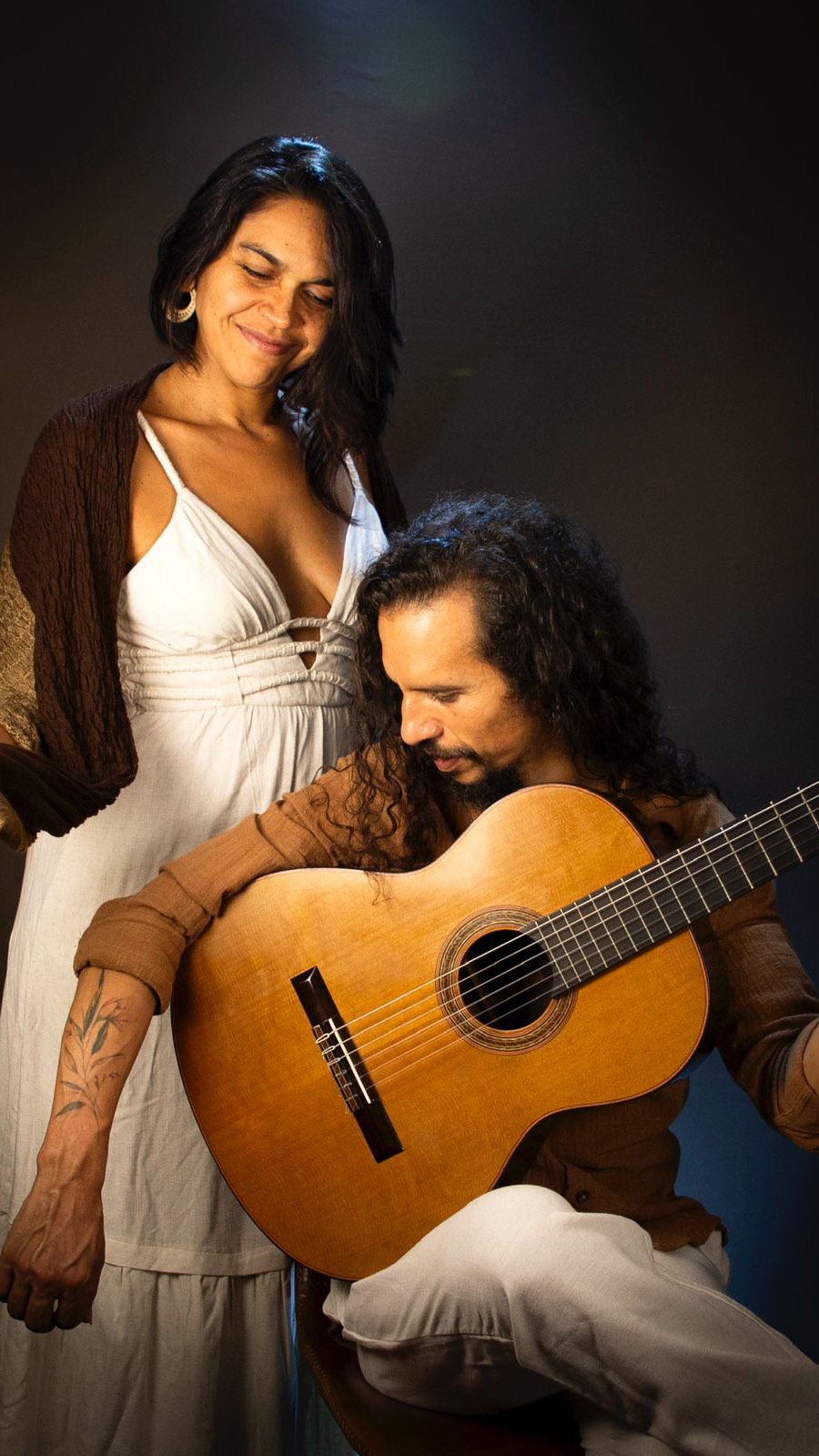 A cantora Carol Andrade e o violonista Alex Maia chegam a Londrina neste domingo (18/01) para apresentarem ao público o show GRANDE SERTÃO: GONZAGA, um diálogo sensível entre literatura e canção brasileira dentro da programação do Sesc Sonoro.
Com arranjos primorosos, interpretações cativantes e formato intimista de voz e violão, o duo proporciona ao público uma experiência musical singular, que valoriza a cultura brasileira e promove reflexões sobre identidade, ancestralidade e arte ao unir a música de Luiz Gonzaga à poética de João Guimarães Rosa.
No repertório do show Grande Sertão: Gonzaga, dez canções do universo gonzagueano são costuradas pelas falas de Riobaldo, personagem do romance “Grande Sertão: Veredas”, em um diálogo entre personas e personagens, criadores e criações, artistas e artes.
O duo Carol Andrade e Alex Maia se desdobra em arranjos primorosos e interpretações cativantes, conduzindo o público a uma emocionante travessia pelo “grande sertão” que habita em cada um de nós.
Você não pode perder!
📆 18 de janeiro de 2026
⏰ 17h00
🏁 Sesc Cadeião Londrina
🎫 Ingresso solidário: 1 item de material escolar para doação
Os ingressos serão distribuídos a partir das 16h00 do dia 18/01.
Nos vemos lá!
#fluacultura #londrinacultura #artelondrina #londrinenses #artelondrina #sesccadeião #sescsonoro