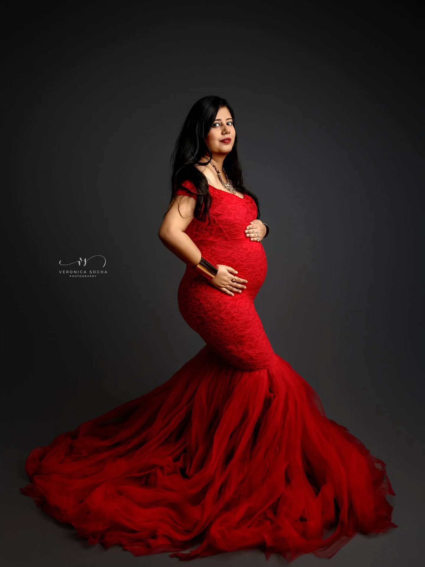 Chavi’s maternity photo shoot was nothing short of breathtaking ❤️
Wrapped in a stunning red gown, she radiated strength, beauty, and the quiet magic of motherhood. Every pose, every glance, and every detail came together to celebrate this powerful chapter — the calm before everything changes, and the deep connection already formed with the little life growing within.
Maternity sessions are about more than beautiful dresses and styling. They’re about honouring your journey, capturing your confidence, and preserving the emotions of this fleeting moment before your baby arrives.
If you’re expecting, this is your sign to step in front of the camera and celebrate you. These months pass so quickly, but photographs like these allow you to remember exactly how it felt 🤍
📩 Get in touch to book your maternity session and create something truly timeless
_____________________________________________
📸 https://www.veronicasphotography.com/contact
#MaternityPhotography #SwindonPhotographer #VeronicaSochaPhotography #MaternitySession #MotherhoodJourney PregnancyMagic SwindonMums FineArtPhotography MaternityGlow