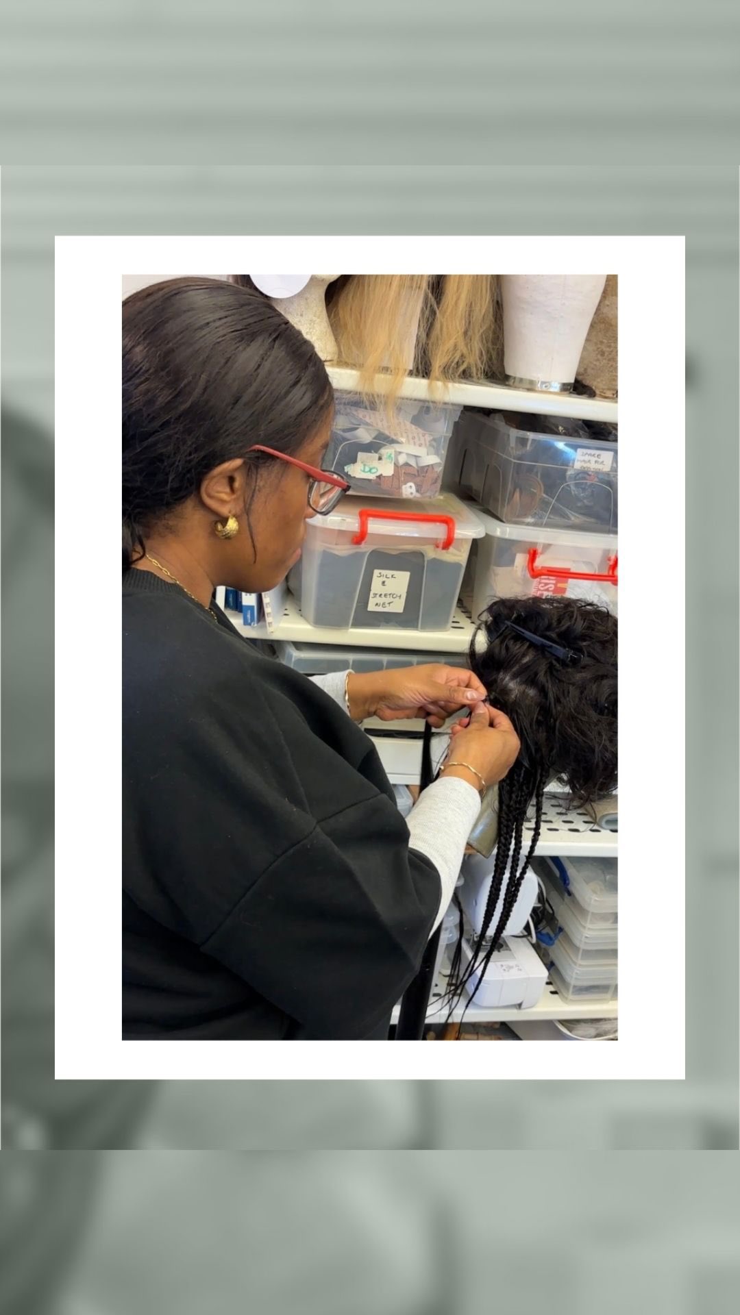 Judith can braid, like, REALLY fast! It was hypnotic to watch which is why I epically failed to capture much of it! 🤦🏽♀️
#londonwigmaker #bespokewigs #londonwigs #wigmakerslondon