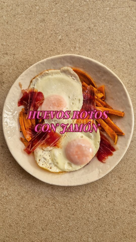 🍳🥔 Huevos rotos con jamón… versión saludable.
Este plato era uno de los favoritos de mi abuelo 👴.
De esos de toda la vida, sencillos, reconfortantes y hechos con cariño. 🤍
Hoy lo versiono para el día a día:
👉 boniato al horno en lugar de patata,
👉 huevo a la plancha,
👉 jamón…
y el mismo sabor de siempre.
Porque comer bien no va de ren
unciar a lo que te gusta, va de elegir mejor sin complicarte.
Comida real, platos de casa y recetas que te cuidan sin dejar de disfrutar. ✨
🧂Las especias que he usado para el boniato: sal, ajo, cebolla y cayena en polvo
👉 Guárdalo si te gusta comer bien sin renunciar a lo de siempre 🩷
#ComidaReal
#RecetasSaludables
#VueltaALaRutina