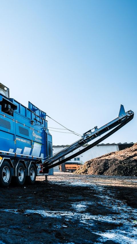 Teamgeist und Zusammenarbeit haben für uns einen hohen Stellenwert. 🤝
Erfahrung und frische Perspektiven gehen bei uns Hand in Hand: Erfahrene Kollegen geben ihr Wissen weiter, junge Kollegen bringen neue Impulse ein.
So entsteht ein starkes Team, das gemeinsam dafür sorgt, unseren Kunden bestmöglich zu helfen – fachlich, menschlich und zuverlässig. 🫡
#recycling #eggersmann #boehmerecycling #wastemanagement