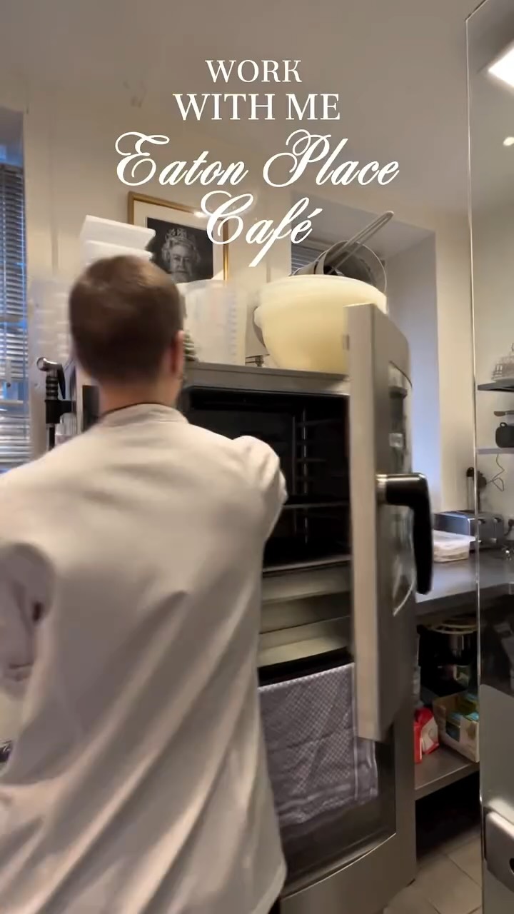 Der Duft von frisch gebackenen Scones... ☁️🍓🥯
Habt ihr euch schon mal gefragt, wie unsere Etageren so magisch werden?🤭💫
Hier ist ein kleiner Einblick in unsere Vorbereitungen. Alles frisch, alles britisch, alles für euren perfekten Nachmittag.🇬🇧😉
Markiere jemanden, mit dem du dringend mal wieder eine Tea Time brauchst! 👇🫖✨
#EatonPlaceHamburg #BakeWithLove #BritishTeaTime #VisitHamburg #SconesLovers