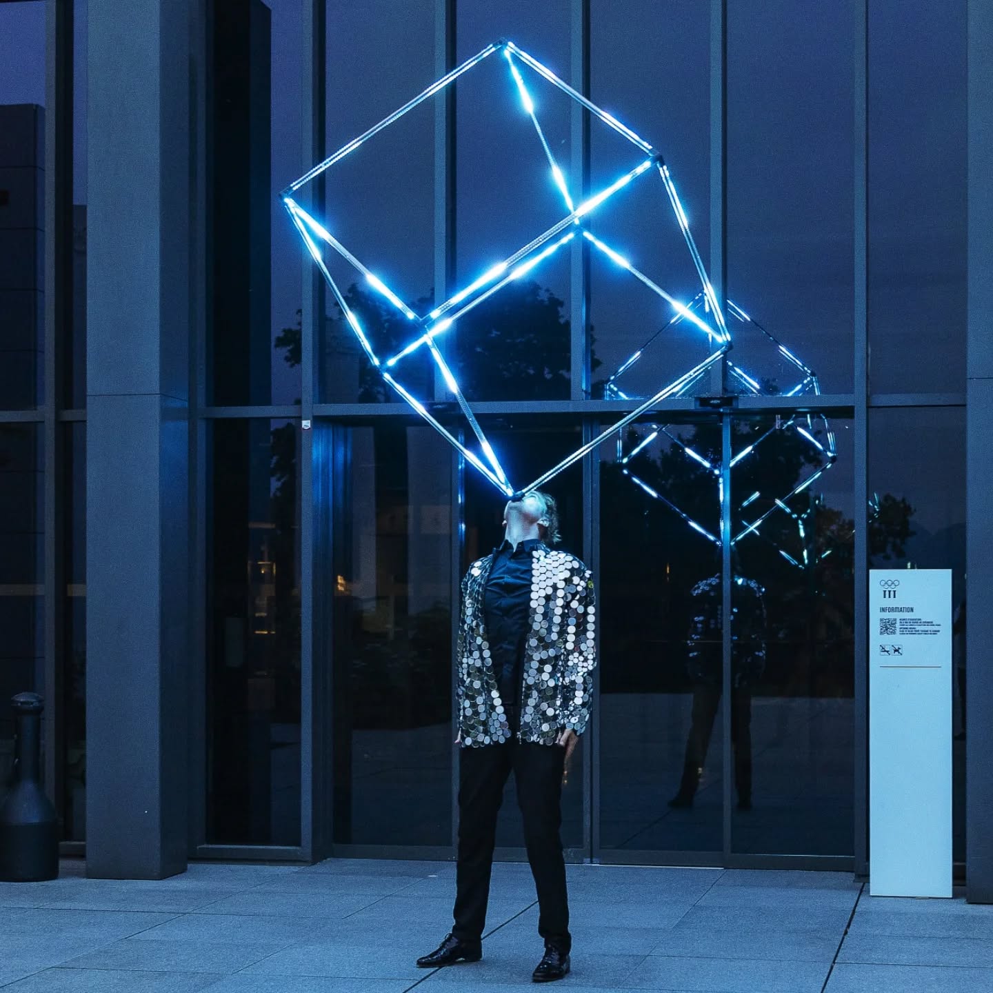 Ce genre de numéro, on le voit très peu ailleurs.
C’est justement ce que j’aime : proposer quelque chose de rare, presque inattendu.
Entre lumière, magie et présence scénique, il surprend à chaque fois.
Imaginez-le lors d’une remise de diplômes : un silence, une apparition lumineuse… puis des regards ébahis#performanceartistique
#magieevenementielle
#evenementiel
#artistsuisse