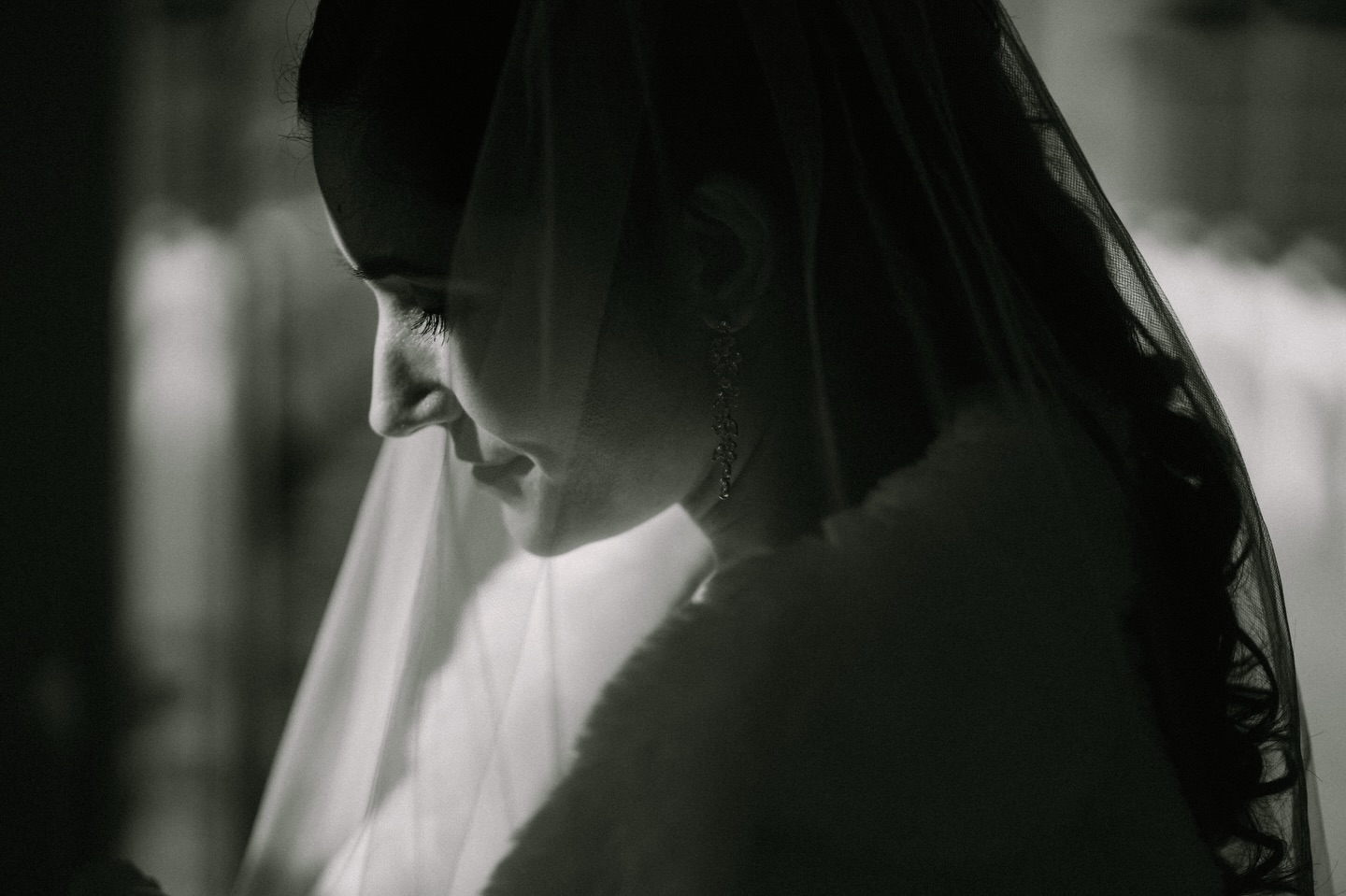 Esos instantes previos. El silencio donde se respira que algo grande está por suceder. ✨
La mañana de Gisela y Pedro no fue de prisas, sino de pausas. De saborear la anticipación, de vestirse con calma y de dejar que la luz de invierno entrara por los ventanales de @espaicanpages
Me fascina capturar esta parte del día: cuando los nervios aún son suaves y la emoción se concentra en los pequeños detalles, en una mirada al espejo, en un abrazo apretado.
Desliza para ver la magia de la espera. 🖤
¿Qué foto os transmite más paz? A mí la del abrazo de Gisela con su padre en blanco y negro me tiene ganado.
Peluquería: @laperruqueriagranollers
Maquillaje: @agustina_estetica
#JuanFraPalos #espaicanpages #fotografobodasbarcelona #bodadocumental bodascatalunya