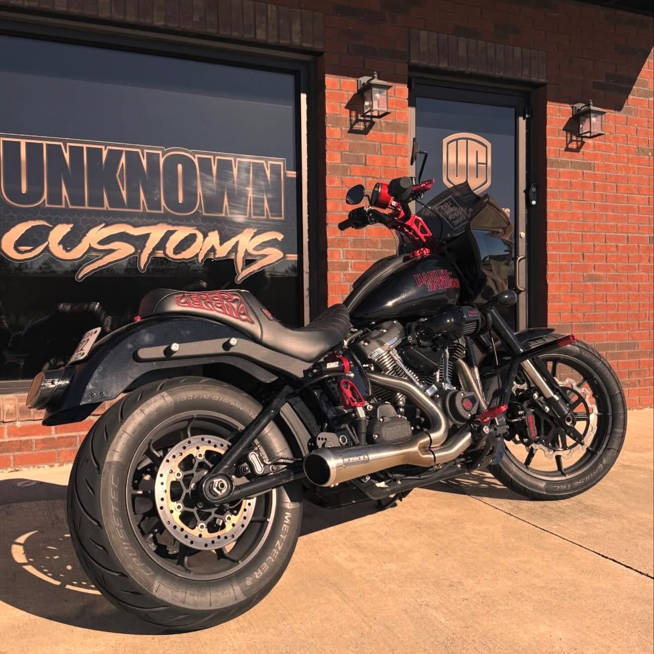 Those red accents pop on this #lowriderst by @unknowncustomcycles 🔥⚡️🔥 DMR destroyer pullback risers, gauge bracket, gauge housing, hand levers, beartrap pegs, and mini beartrap pegs. Thank you for choosing #deathmetalracing
#harleydavidson
