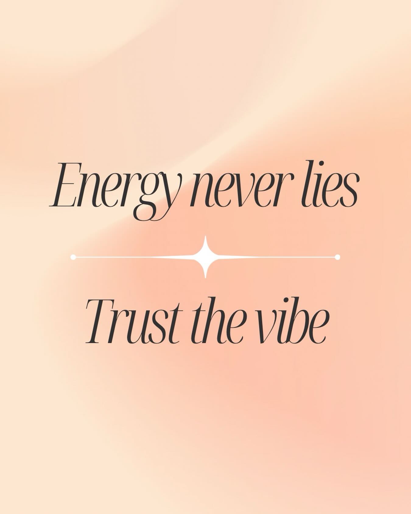 We denken vaak dat energie iets vaags is. Iets wat je voelt wanneer je er tijd voor hebt. Terwijl het in werkelijkheid de hele dag door speelt, ook als je er geen aandacht aan geeft.
Jij bent nooit alleen jouw gedachten. Je bent ook alles wat je oppikt, alles wat je vasthoudt, en alles wat er tussen jou en de wereld beweegt.
We zijn met elkaar een energetisch veld. Dat veld is er altijd. In je huis. Op je werk. In een appje dat je leest. In iemand die aan je denkt. In een ruimte waar iets is gebeurd. Je voelt het soms nog vóór je iets kunt aanwijzen. Je lichaam reageert. Je energie reageert. En dan komt je hoofd pas later.
Als je hier bewust van bent kun je er veel aan hebben. Je hoeft dan niet meer te doen alsof je nergens last van hebt terwijl je al spanning voelt. Je hoeft niet meer te blijven praten, uitleggen, aanpassen, wanneer je allang merkt dat je leegloopt. Je hoeft ook niet te wachten tot je een reden hebt om een keuze te maken. Het veld laat je al lang zien wat klopt en wat niet klopt.
Veel mensen raken de weg kwijt omdat ze zichzelf hebben afgeleerd om dat te vertrouwen.
Als je dit herkent, ga je anders leven. Rustiger. Eerlijker. Met minder ruis. Je merkt sneller wat van jou is en wat je hebt overgenomen. Je voelt eerder waar je jezelf klein maakt, waar je jezelf inhoudt, waar je jezelf verliest. En je ziet ook sneller waar je open gaat, waar je adem vrijer wordt, waar iets in jou zacht wordt.
Daar begint het. Bij voelen. Bij echt voelen.
Voel je dat?
Liefs Daniëlle
#energie
#energetischveld
#energielezen
#bewustzijn