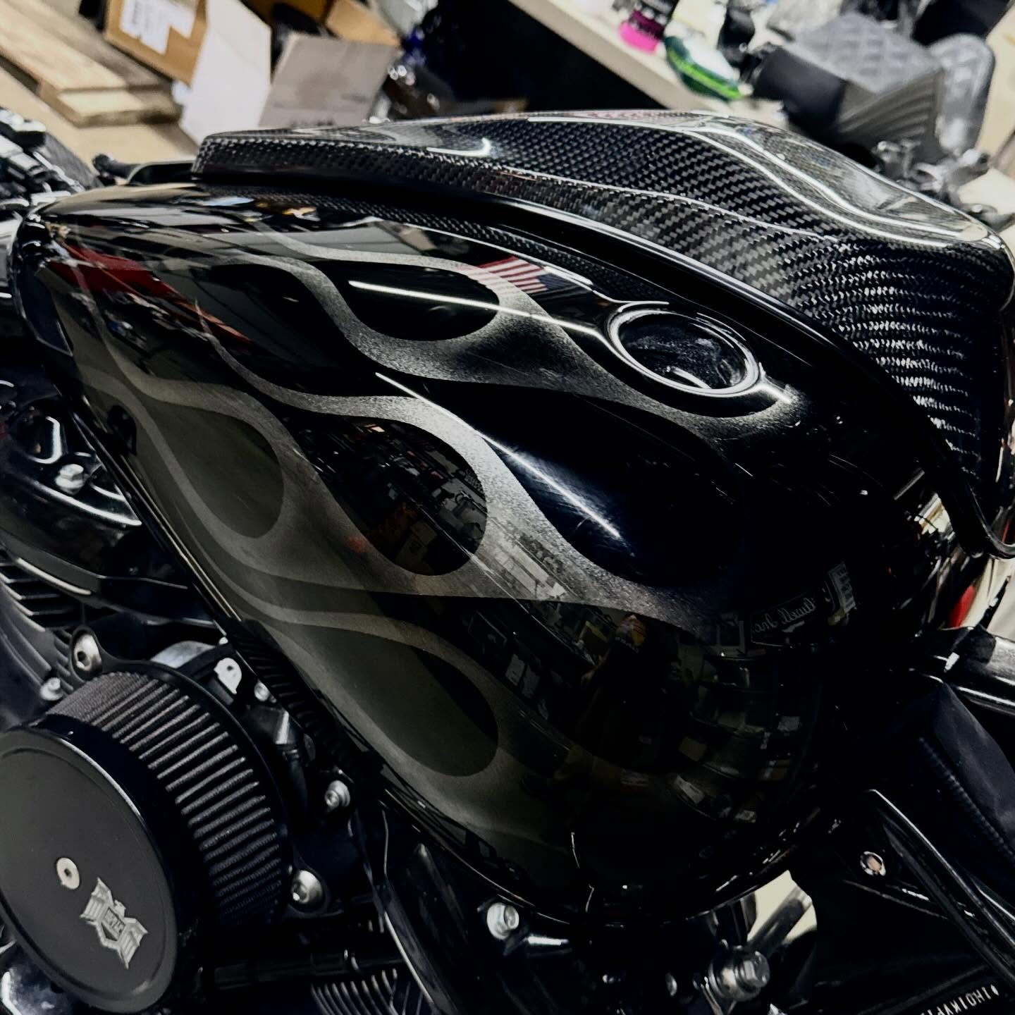 Little sumpin’ sumpin’ we are working on for @zombiechewie
#DMR parts and #custompaint …….Stay tuned! 🏁🏁🏁
#harleydavidson #roadking #bagger