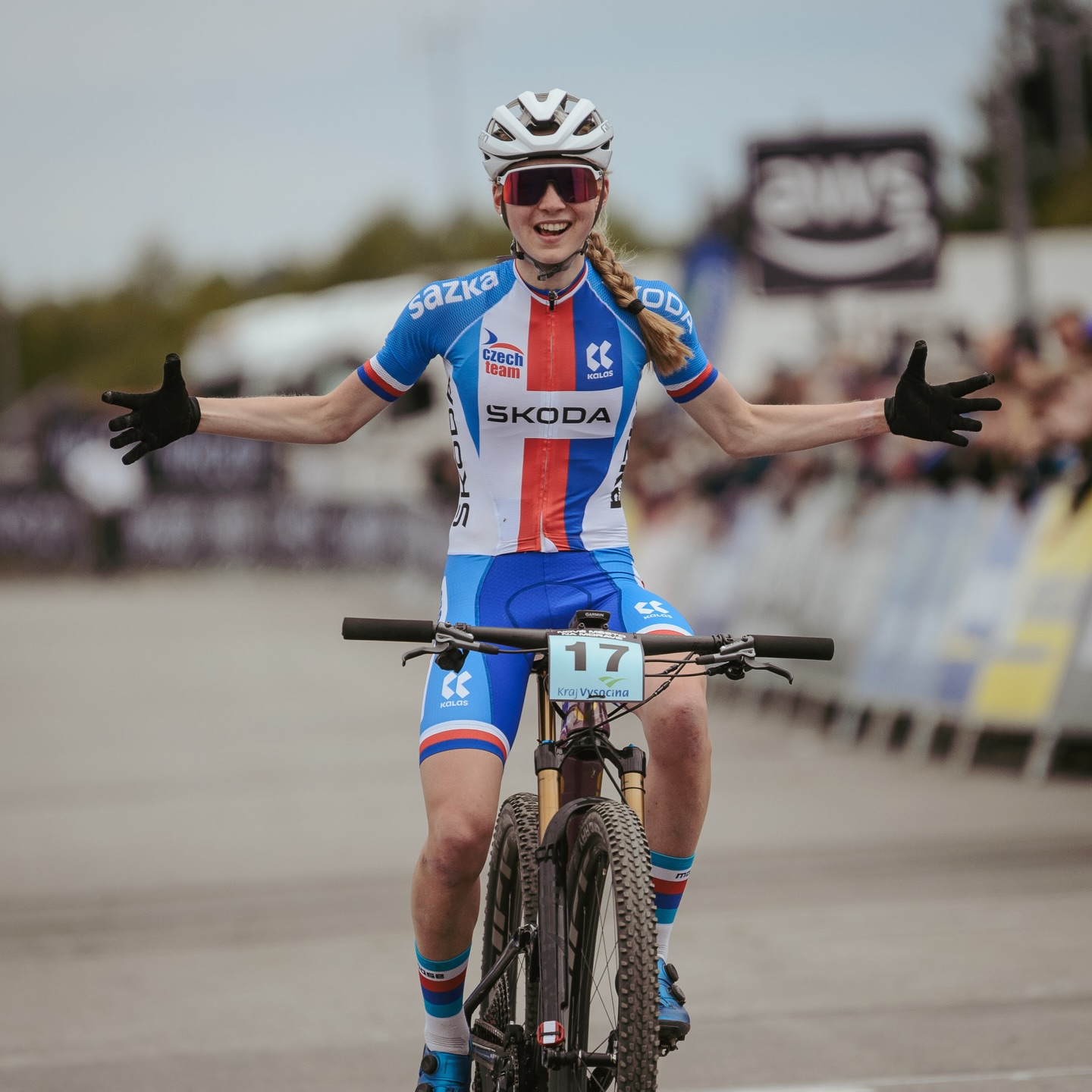🇨🇿 Královna cyklistiky 2025 👑🚴♀️
@bukovska.b se stala Královnou cyklistiky pro rok 2025 – a zapsala se do historie jako nejmladší vítězka vůbec. 🤯👏
Fantastickou sezónu podtrhla i vítězstvím juniorské série v Novém Městě na Moravě, kde potvrdila, že česká cyklistika má před sebou mimořádný talent. 💪🇨🇿
Obrovská gratulace! 🔥
—-
🇬🇧 Queen of Czech Cycling 2025 👑🚴♀️
@bukovska.b has been named Queen of Czech Cycling 2025, becoming the youngest winner in history. 🤯👏
Her outstanding season was further highlighted by a Junior Series victory in Nové Město na Moravě, underlining her exceptional talent and future potential. 💪🇨🇿
Huge congratulations! 🔥
#mtbnmnm #CzechCycling #kralovnacyklistiky