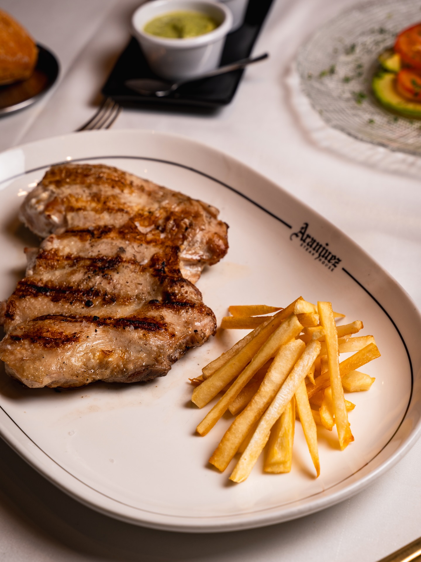 Dorado, jugoso y cocinado a su ritmo 🔥
.
.
.
#aranjuez #grupoAranjuez #AranjuezSteakHouse #madrid #planesmadrid restaurantesmadrid restaurantegallego comerenmadrid cenarmadrid bernabeumadrid carnegallega restaurantedecarne restaurantedecarneenmadrid top10restaurantesmadrid comidavenezolanamadrid