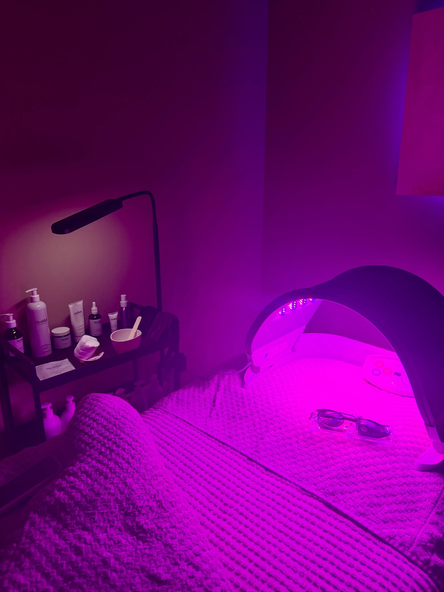 GLOWING SKIN… OR GETTING MARRIED?
(Why not both?)
If your plans for 2026 include feeling more confident in your own skin, whether that’s walking down the aisle, hitting a milestone birthday, changing careers or simply wanting to look fresh again this is where your glow-up starts.
Because let’s be honest…
✔️ Makeup not sitting right anymore?
✔️ Fine lines showing up out of nowhere?
✔️ Breakouts that feel “too old for this”?
✔️ Skin looking dull, tired or uneven no matter what you try?
✔️ No idea what products actually work for YOUR age & concerns?
You don’t need another random serum.
You need a plan.
@lisa.thebeautymindset will start your journey with a Skin Consultation + Welcome Facial designed to assess your current skin health, lifestyle, hormones, stress levels and homecare. We give you a clear, achievable pathway to glowing, healthy skin. Not just for 2026, but for years to come.
✨ Whether you’re a bride-to-be, a busy mum, a business owner, or simply ready to invest in yourself again… we’re here for the glow-up you’ve been putting off. ✨
➡️ Visit our website for more information
➡️ Book online with Lisa via our links
➡️ Or pop us a DM if you want us to point you in the right direction
.
.
.
#york #acomb #yorkskinclinic #yorkfacialist #yorksalon #acombbeautysalon #facialist #yorkbeautysalon #yorkskincare #beautysalonyork #facialsyork