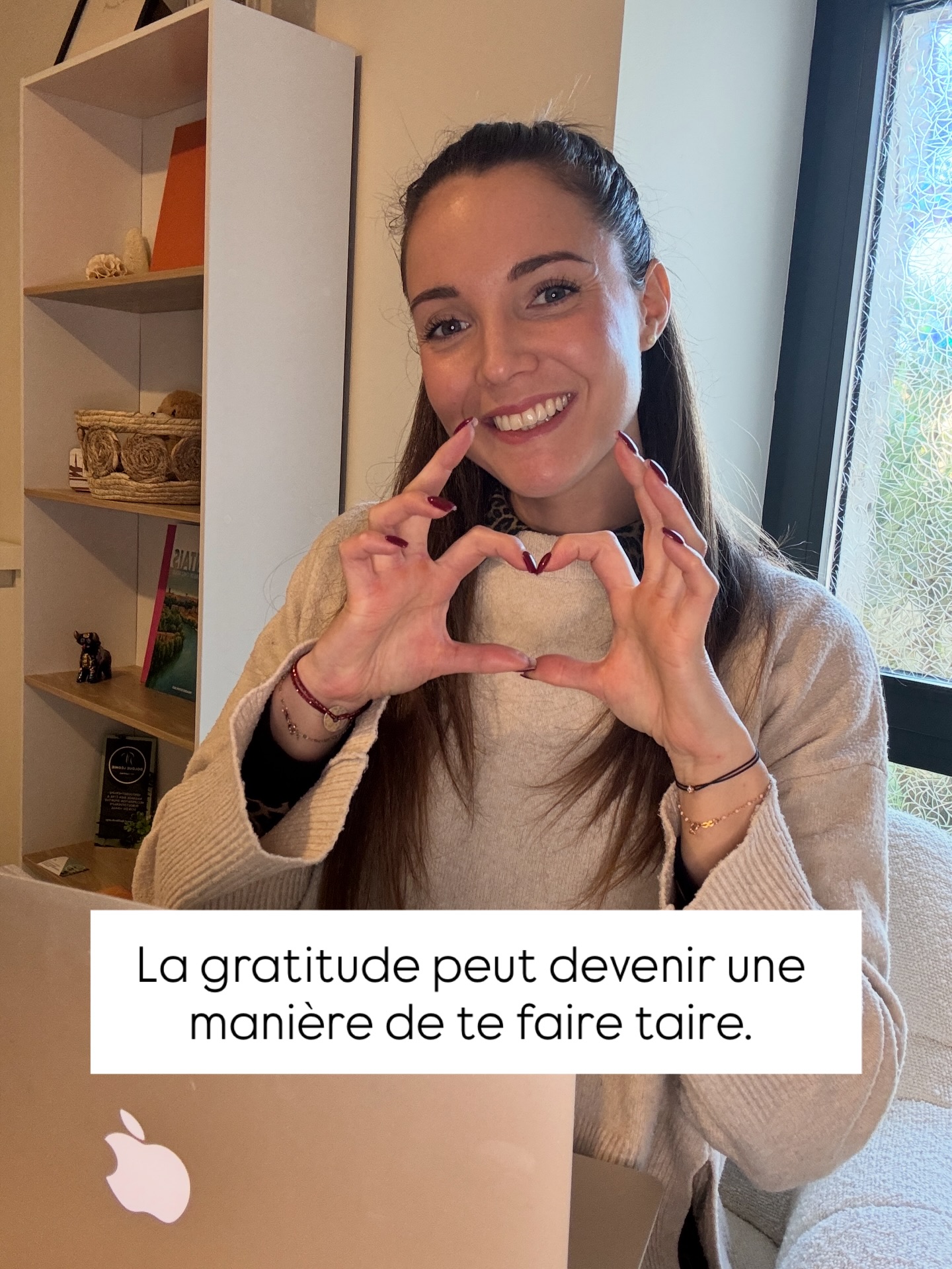 La gratitude peut devenir une manière de te faire taire !
Voici comment je la vois :
La gratitude (remarquer et apprécier ce qui va bien dans ta vie, même les petites choses)
agit surtout sur ta perception et ton état interne :
Elle entraîne le cerveau à repérer ce qui fonctionne déjà plutôt que ce qui manque
Elle diminue le stress et l’insatisfaction chronique
Elle augmente la motivation, la créativité et la qualité des relations
Or ces états-là favorisent des comportements qui, eux, ouvrent la porte à plus d’ « abondance » (opportunités, collaborations, décisions plus justes)
Ce n’est pas la gratitude qui « attire » par magie, mais ce qu’elle change en toi.
Quand on pratique la gratitude régulièrement :
on se sent déjà plus « plein », on agit moins depuis le manque, on ose davantage, on demande plus clairement, on pose de meilleures limites
Et paradoxalement, c’est souvent quand on sort du manque que l’abondance (sous différentes formes) circule plus facilement.
Attention au piège de la gratitude toxique.
En tant que préparatrice mentale, j’observe souvent ces pensées : « je devrais être reconnaissant, donc je n’ai pas le droit d’être frustré », « je ne peux pas me plaindre, j’ai quand même de la chance »…
Or : on peut être reconnaissant et insatisfait, reconnaissant et ambitieux, reconnaissant et en colère. On peut s’autoriser à ressentir.
La gratitude ne crée pas l’abondance, elle crée le terrain intérieur qui permet de la reconnaître, de l’accueillir et de la faire grandir ✨🙏🏼