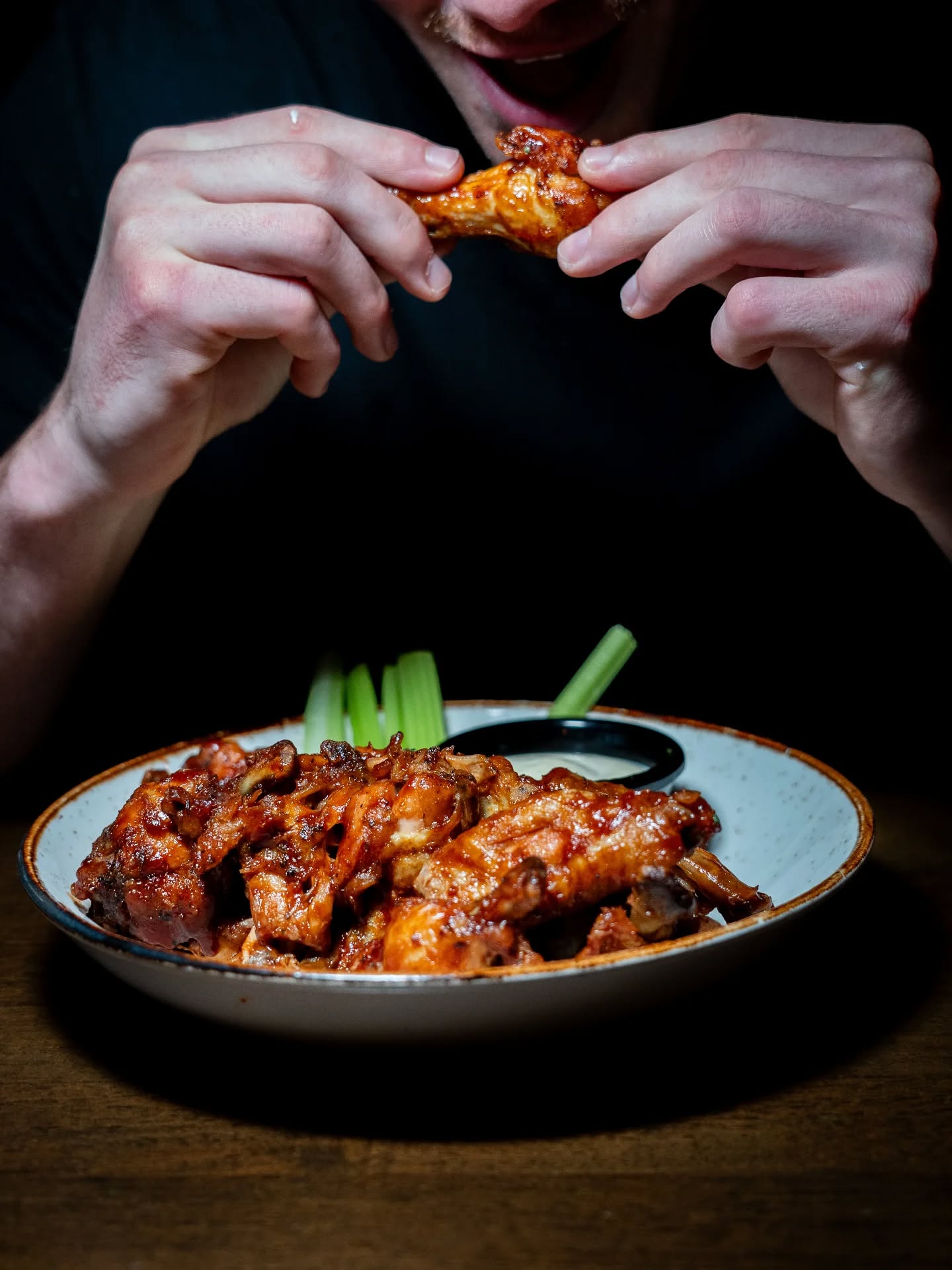Messy hands, focused faces, and a serious rating session because good wings should never be rushed 🔥⭐
#caponesrestaurant #galway #restaurantgalway #thisisgalway