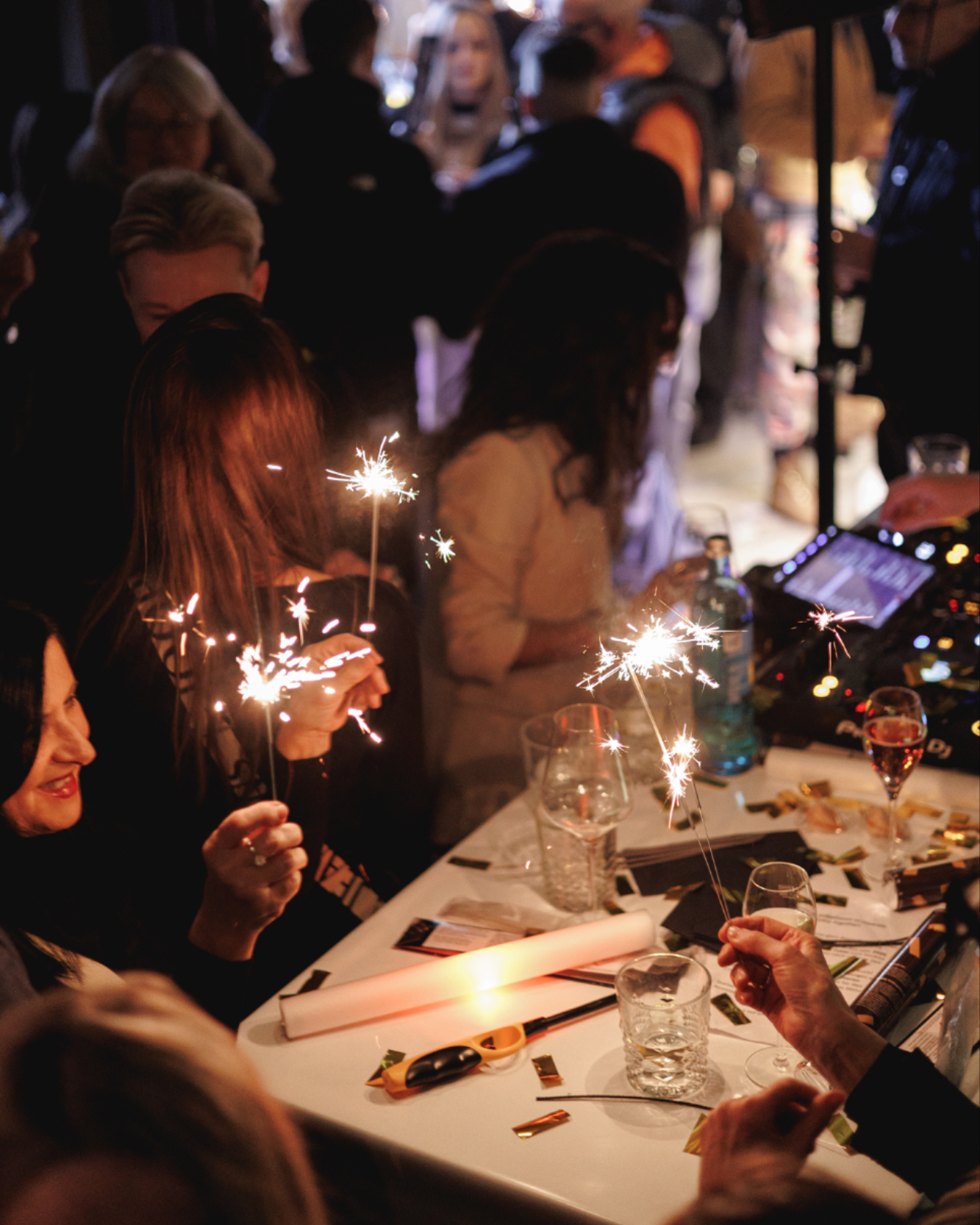 Silvester darf anders sein – und genau das war es im Ludwigs.
Ein Nachmittag voller Begegnungen, guter Gespräche und entspannter Stimmung. Come Together, ein Glas in der Hand, Musik im Hintergrund – und um 16 Uhr der Moment, in dem wir gemeinsam mit Tokyo ins neue Jahr gestartet sind.
Danke an alle, die diesen Jahresabschluss mit uns geteilt haben. Ein schöner Abschluss für 2025 – und ein noch schönerer Anfang für alles, was kommt. ✨🥂
#ludwigs #silvesterrecap #cometogether #newyearmoments #djmiaminice #50jahreludwigs