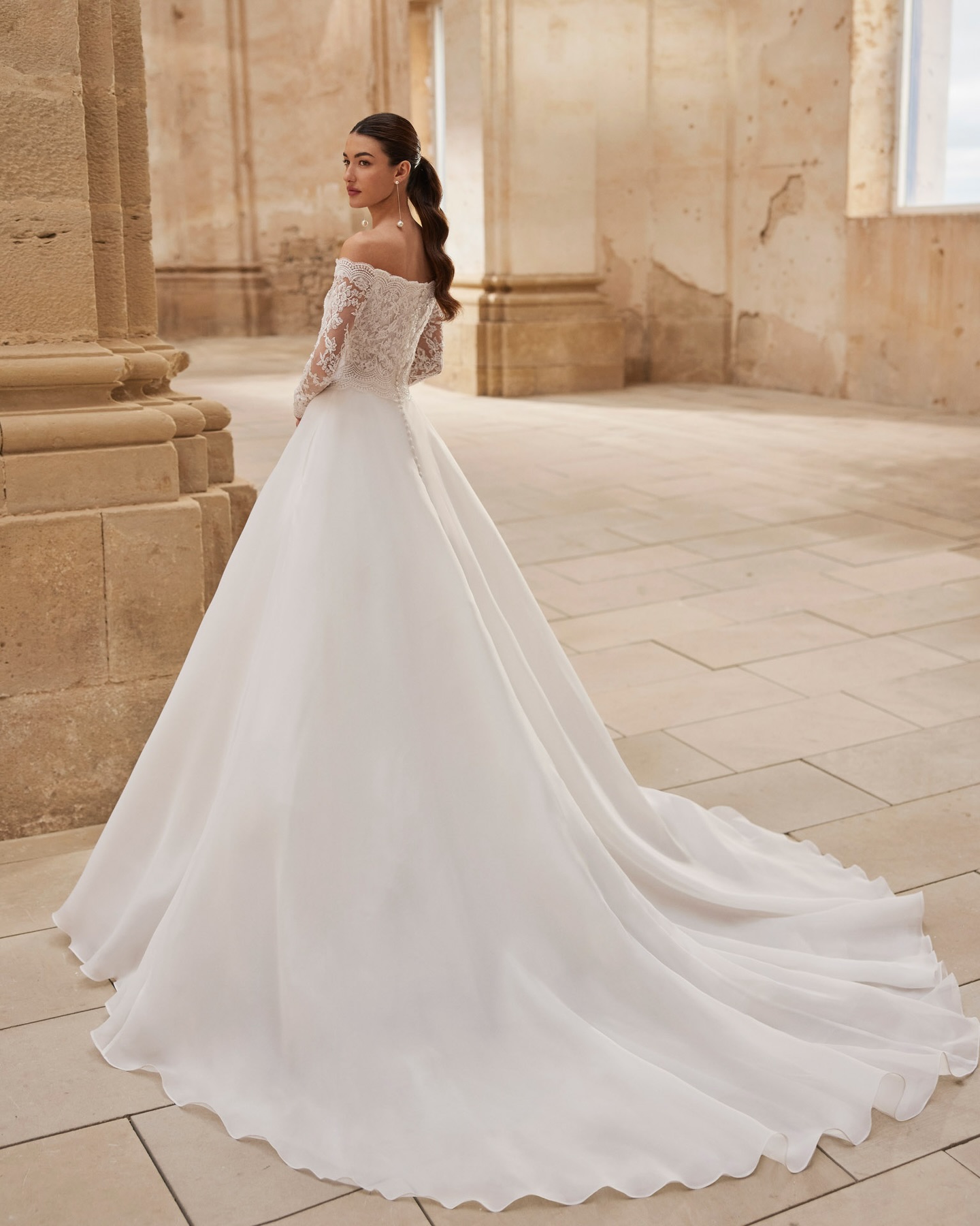 M I D A S
Designer Spotlight: The MIDAS Dress by Aire Barcelona
Meet MIDAS, a show-stopping bridal gown designed for the modern bride who loves timeless elegance with a fashion-forward edge!
Crafted by Aire Barcelona, this stunning dress features exquisite detailing, a beautifully sculpted silhouette, and luxurious fabrics that move effortlessly with you. MIDAS is all about refined glamour, sophistication, and unforgettable bridal presence.
EXCLUSIVE EVENT ALERT
The MIDAS dress is only here for ONE WEEKEND ONLY as part of our Aire Barcelona Designer Event:
30th January – 1st February
During this exclusive trunk show, you’ll enjoy:
• Promotional designer discounts available for this event only
• Exclusive-use bridal appointments for a private, relaxed experience
• Access to gowns not normally available in-store
This is a rare opportunity to say yes to something truly special. Appointments are limited — book now and experience MIDAS before it’s gone!
#airebarcelona #bridal #bridetobe #bride #bridalinspiration