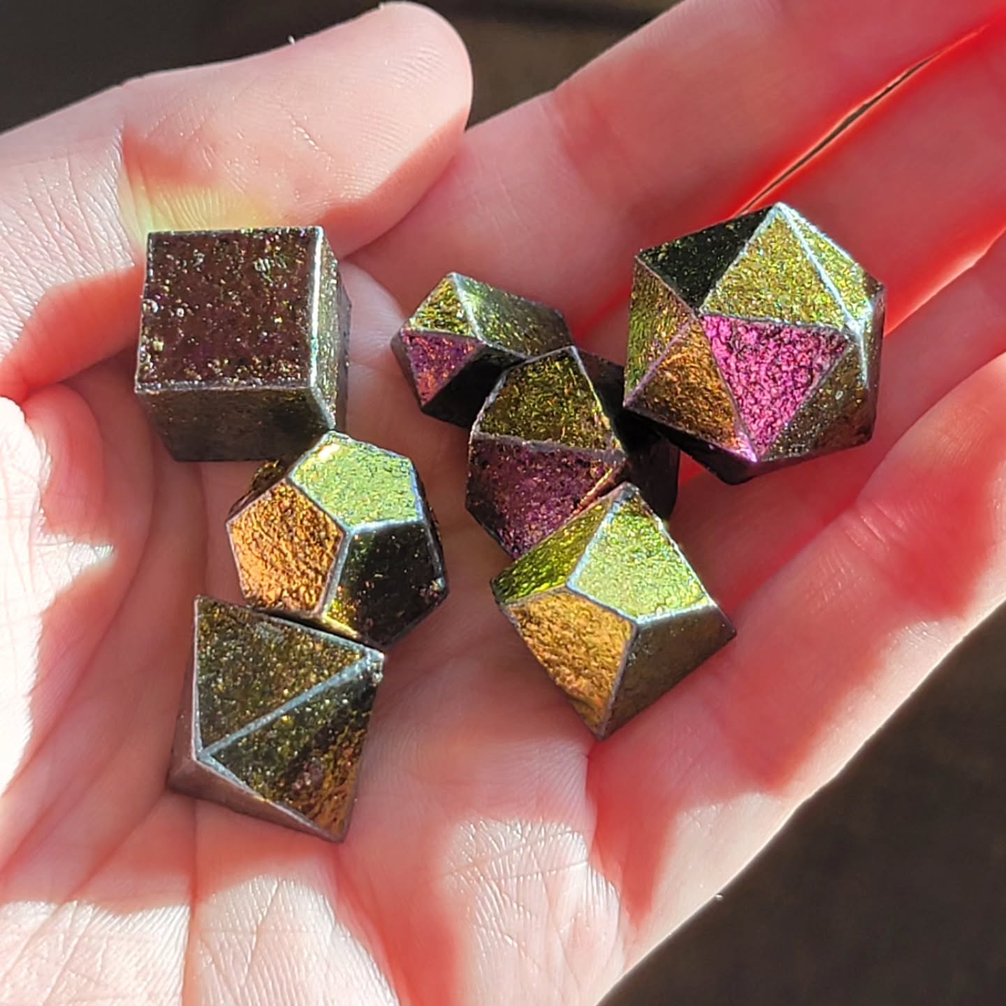 Work in progress! Trying out a color changing stained glass look. Next step, casting them in the numbered shell.
#resindice #handmadedice #ttrpgdice #smallbusiness #dnddice
