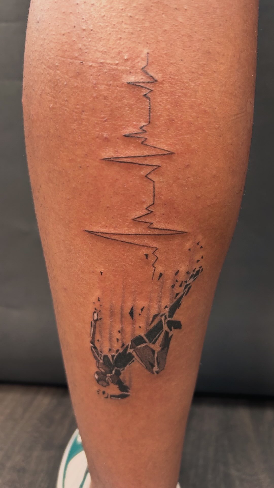 Still breathing. Still running. Still becoming.
This tattoo is a reminder that every heartbeat is proof of strength and every step forward is victory. 🖤#HeartbeatTattoo
#RunningTattoo #TattooArtistIsrael
#TelAvivTattoo @jovinotattoo