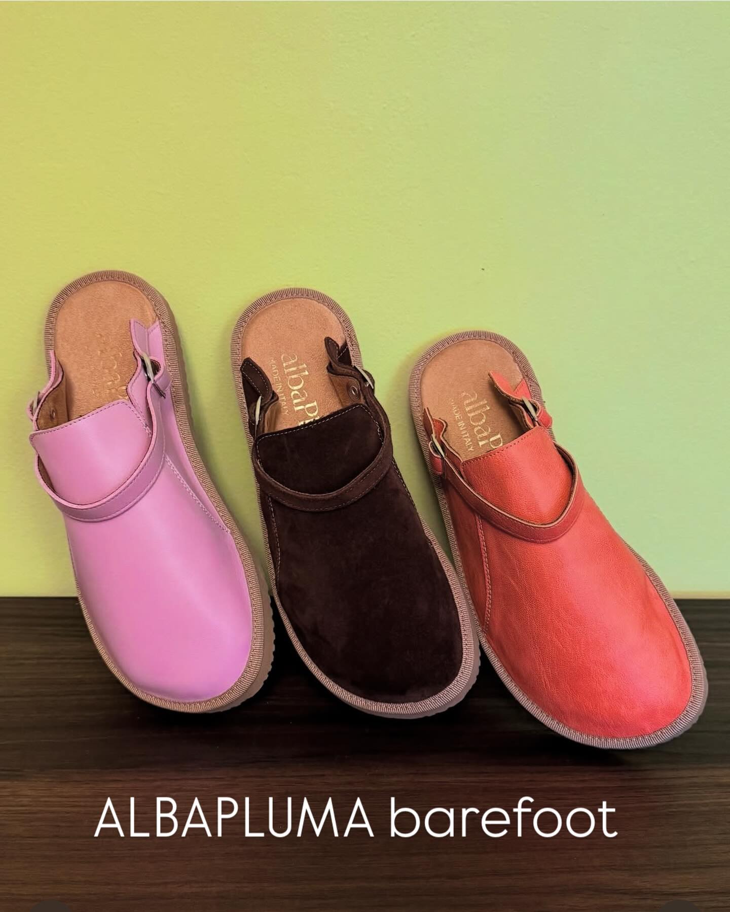 BUY ALBAPLUMA x your STORE on TRADEprive’. Our shoes are made exclusively in Italy, where craftsmanship and attention to detail have always been a hallmark. Each pair of shoes is the result of the work of expert hands, carrying on a tradition that combines innovation and skill, because every step we take should be a celebration of our artisan heritage. Delia albaPluma slippers are made in Gonars (in the province of Udine) with the hemmed edge technique, a finishing technique that involves trimming the edges to prevent fraying, thus giving them a neat and durable look.
They’re barefoot shoes, reflecting the natural shape of our feet, combining elegance and well-being. They’re ideal for everyday wear, both indoors and outdoors.