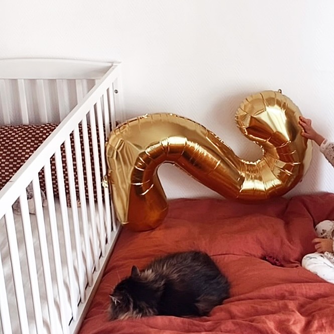 • MON GRAND PETIT GARÇON •
Ce mois de janvier est particulier.
Particulier car il célèbre ta venue au monde.
Avec ton papa, on s’est souvenus de ta naissance, on a rit de nouveau des situations cocasses qu’on a vécu à la maternité, on s’est remercié et félicité pour les inconforts qu’on a traversé.
C’était agréable de sentir dans ce moment là qu’on faisait encore équipe pour et autour de toi.
Ce mois de janvier est particulier aussi car il invite au renouveau mais cette année je ressens une énergie d’hibernation et de nettoyage.
Le corps a besoin de repos et de soin, c’est mon 4eme épisode de maladie depuis septembre…
Mon esprit a besoin d’espace et de ne prendre aucune décision, trop embué et sans vision claire pour le moment.
Et toi, mon petit grand garçon, je t’offre ma présence la plus douce, soutenante et aimante possible.
On a passé plein de beaux moments entourés de famille et d’amis, c’est tellement essentiel.
Le reste reviendra plus tard.
Quand je dis le reste, c’est mon entreprise : les retraites et mes créations.
J’espère que vous qui me lisez ce matin allez bien en ce mois de janvier et que nous nous retrouverons bientôt pour prendre soin de nous ensemble ❤️