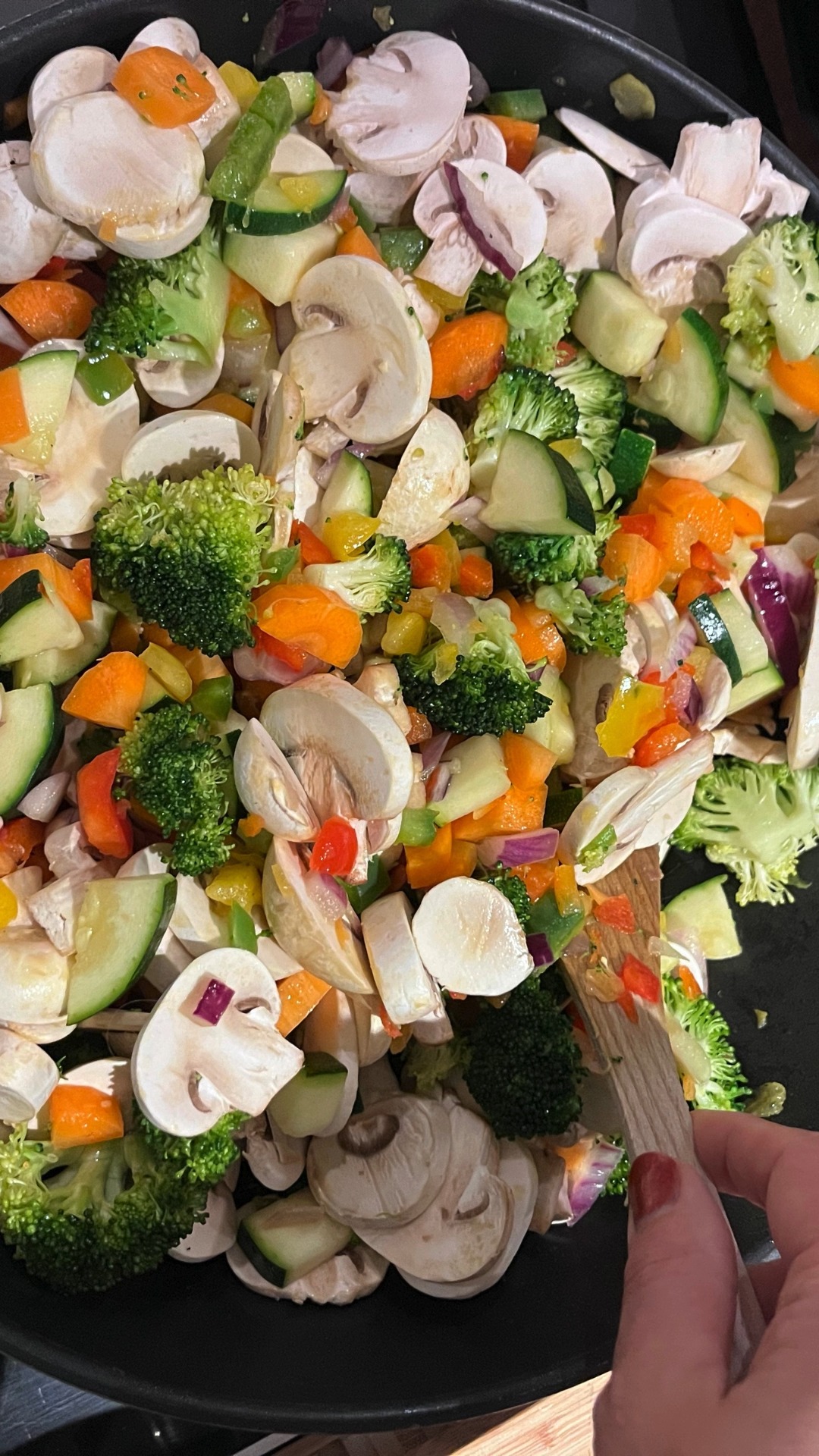 WOK WOK WOK !!
Omdat het hier deze week ook wat chaotisch verloopt.....
Wokken ...want da's ook nog zo'n snel klaar gerecht !
Heb je echt weinig tijd? Koop dan je groenten gewoon al gesneden.
Er is wel een kleine afname van vitamines maar nog altijd stukken beter dan een pasta zonder groenten.
Ik serveer er soms wat pasta of rijst bij maar regelmatig eet ik gewoon groenten met kip, scampi of falafel.
Liefs, Elly 💋