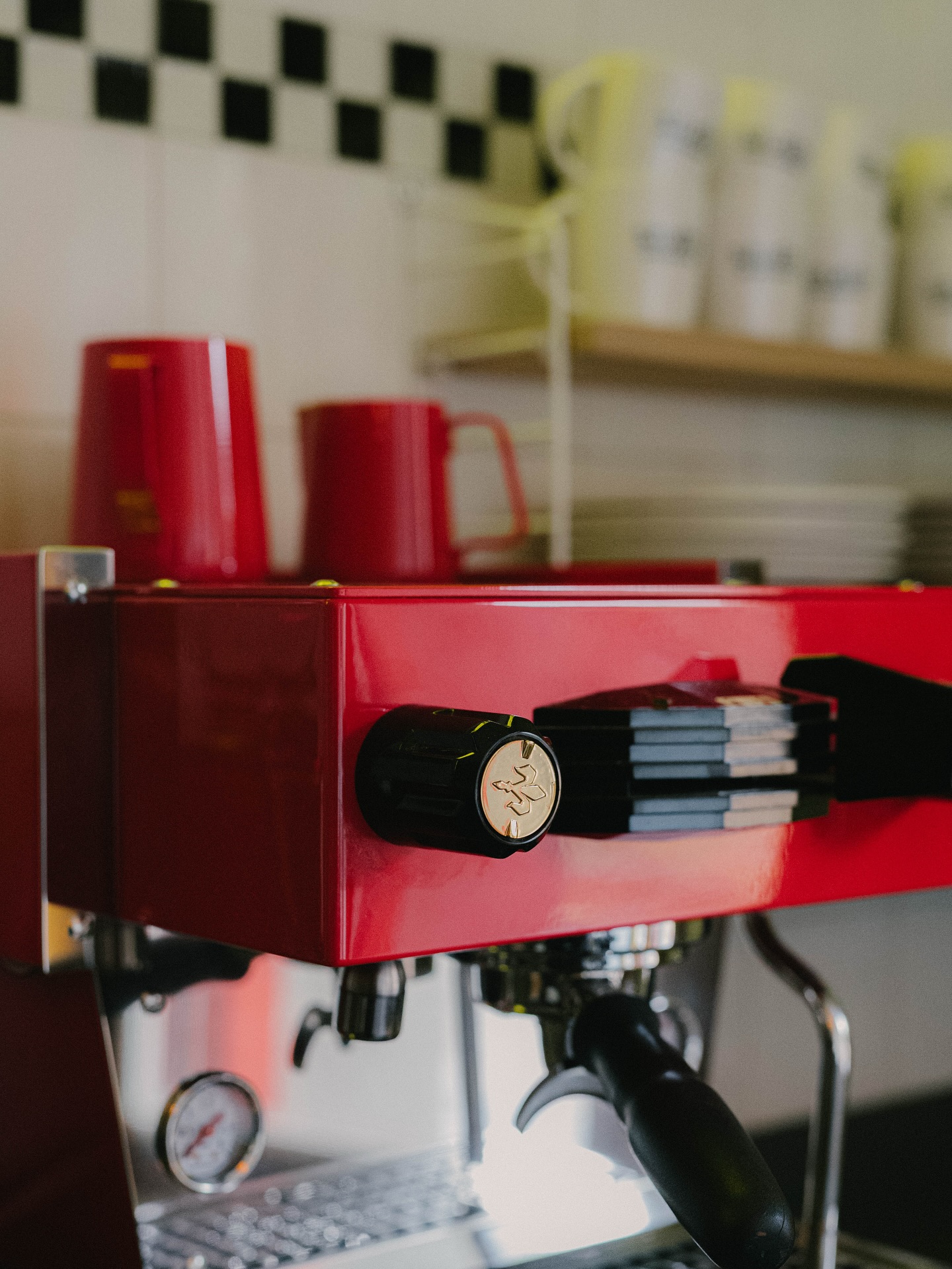 Bli med oss inn i Studio Jessenløkken, som er Stig og Stein sitt podcast studio på Fagerborg. I studioet står en nydelig custom farget Linea Mini og matchende Mazzer-kvern i rødt. ❤️
Les mer om fargevalget, lakkering- og monteringsprosessen på vår blogg via link i bio 📰