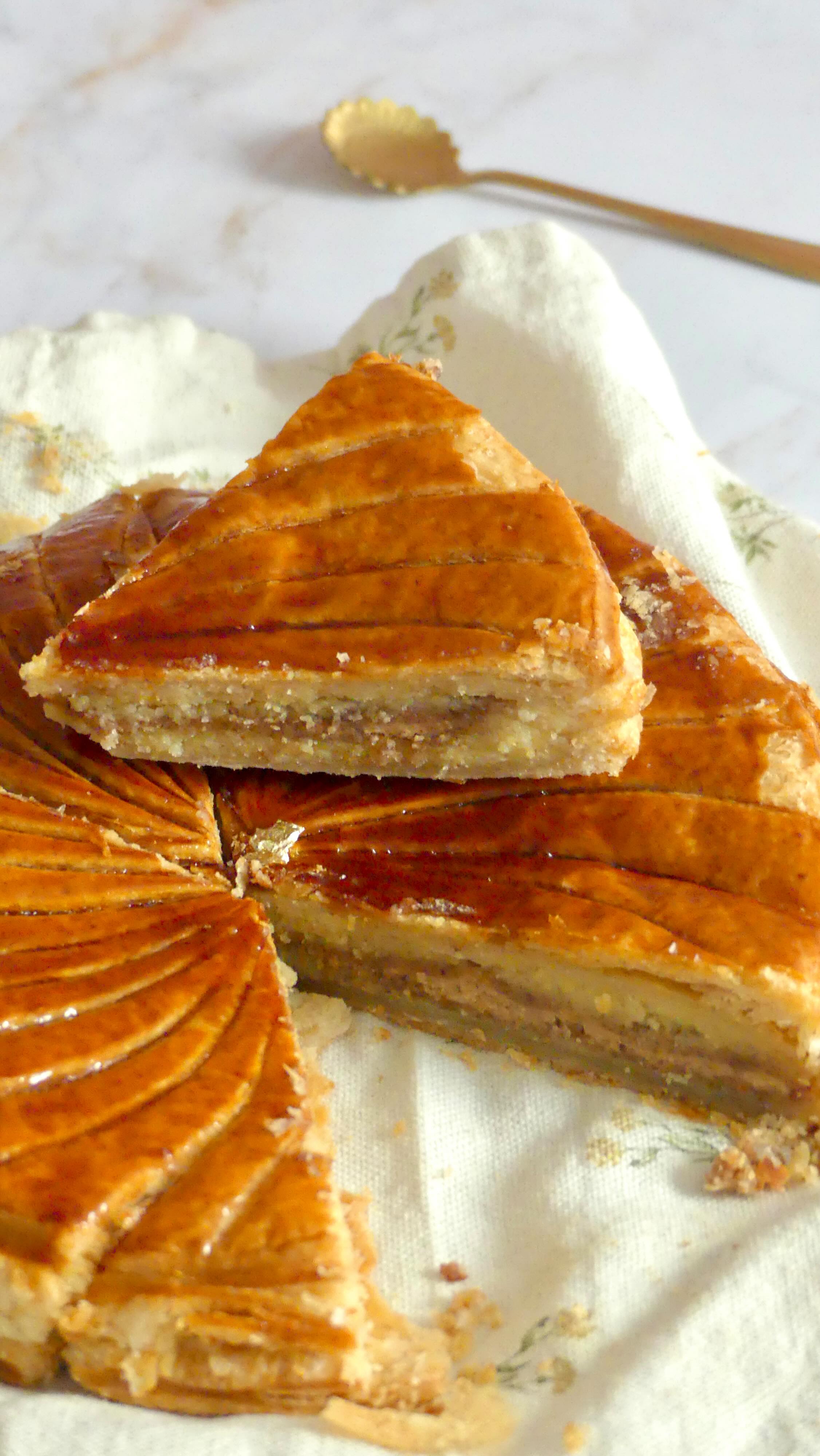 Galette au seigle, frangipane à la fève tonka
et cœur fondant gianduja 👑🤎
Une galette un peu différente, plus rustique,
où la douceur enveloppante de la tonka
rencontre l’intensité profonde du chocolat noisette, généreux, fondant, irrésistible.
~
Une galette pensée pour les amateurs de goûts francs
et de gourmandise sincère ✨
~
Fonds photo @fondphoto.pastryandtravel
#galettedesrois #pâtisserie #pastry #pastrylove #gourmandise