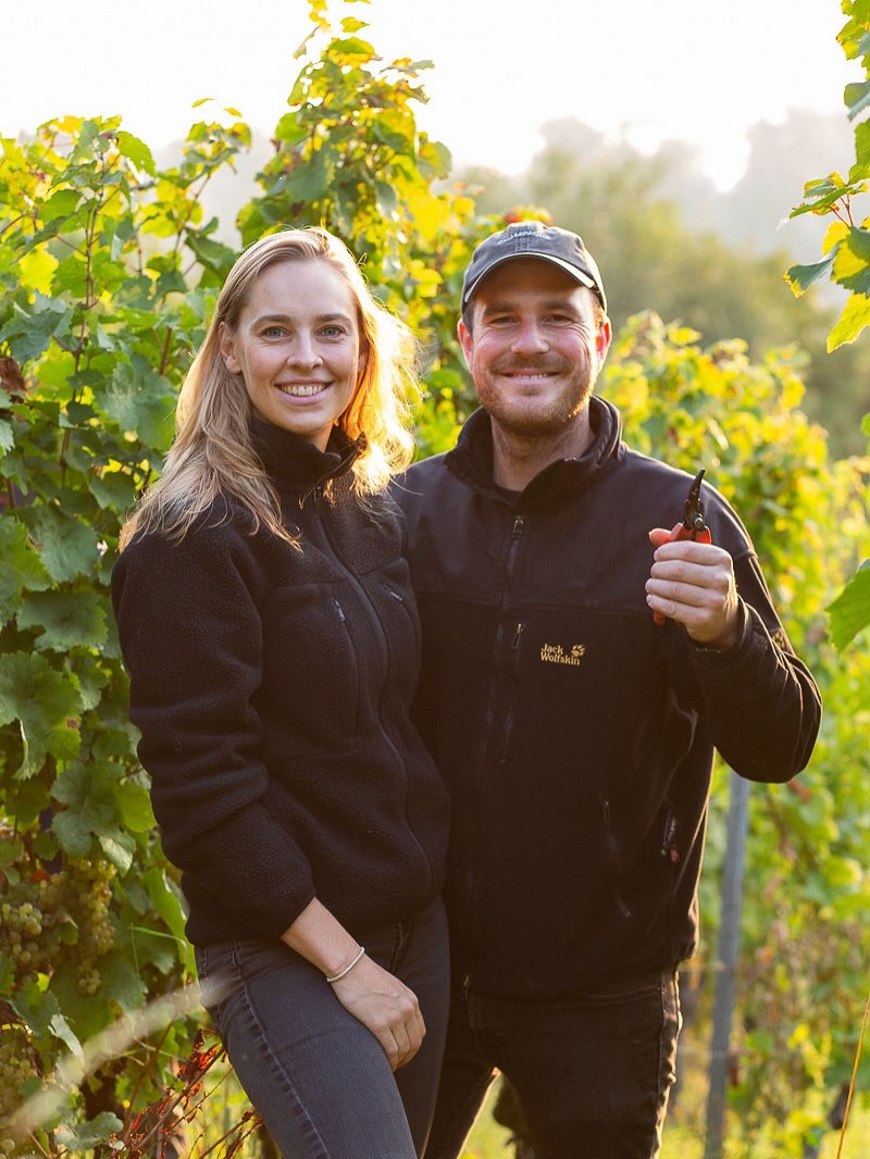 Winemakers dinner: MORITZ KISSINGER!
Den 20 februari får vi besök av fantastiska Moritz & Jasmin Kissinger-Bähr från Rheinhessen som tar över vinerna för en kväll!!
Ett fåtal platser finns kvar för denna kväll. För 2000kr ingår snacks, vår femrättersmeny & givetvis tillhörande vinpaket från @moritz_kissbaehr. Bokning sker via hemsidan 🍷