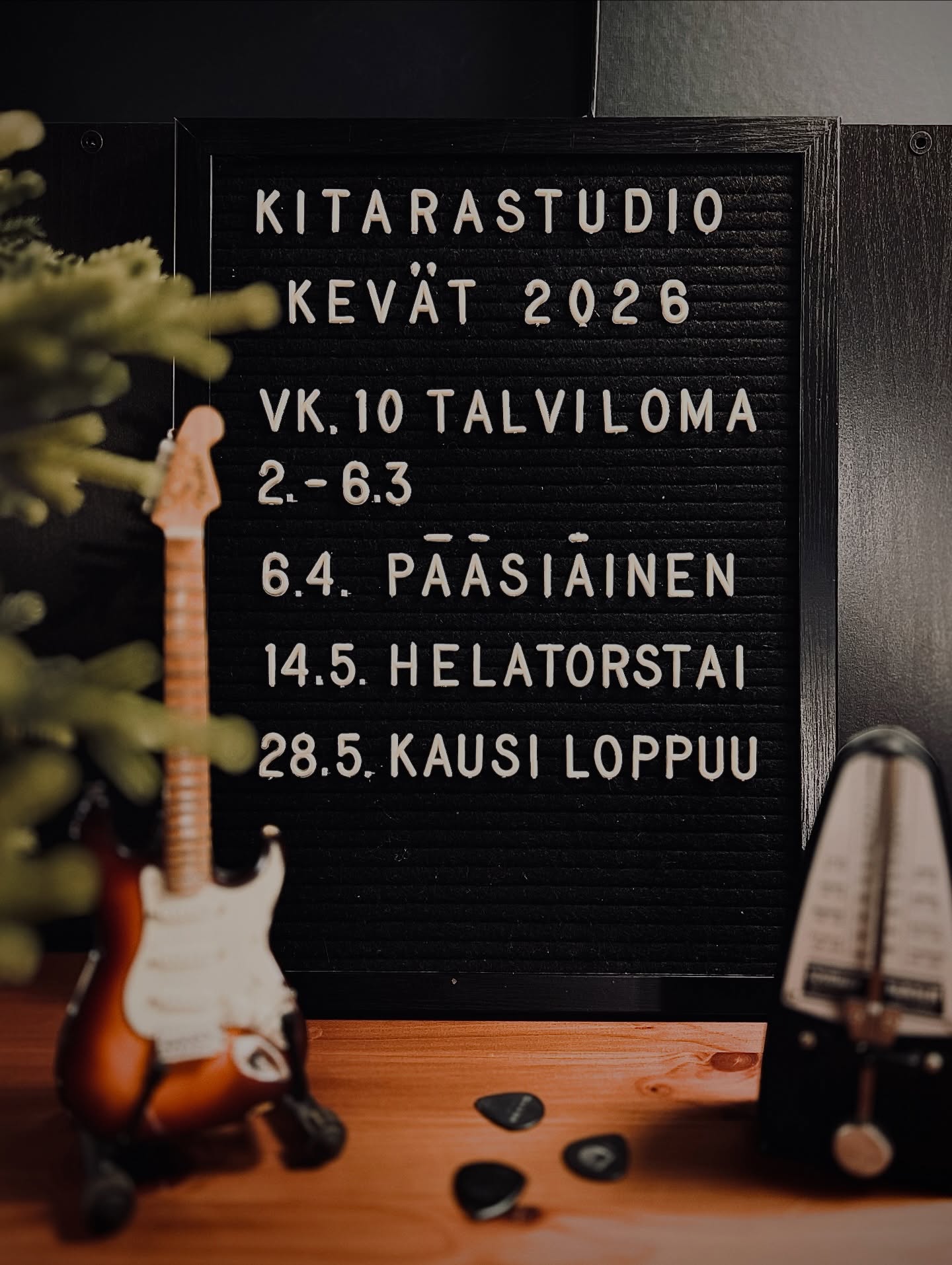 On meillä ankaran puurtamisen välissä pari vapaapäivääkin. Tässä Kitarastudion kevään loma-ajat:
- VK 10 Talviloma (2.-6.3.)
- 6.4. 2. Pääsiäispäivä
- 14.5. Helatorstai
Kevätkauden viimeinen opetuspäivä on torstai 28.5.
#kitaratunnit #soitonopetus #kitara #ukuleletunnit #kitarastudio