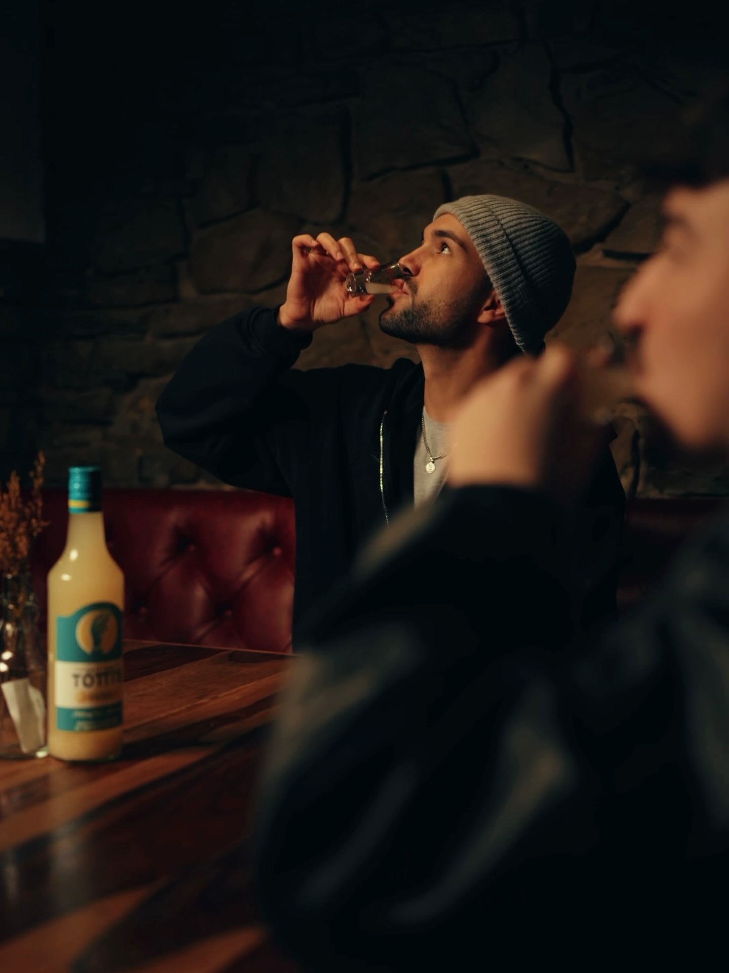 Manchmal sagt ein gemeinsamer Shot mehr als tausend Worte. ✨
Bestelle jetzt online unter: www.tottisdrinks.de 🍋
#tottis #göttingen #DrinkResponsibly #vegan #madeingermany
Dieser Inhalt richtet sich ausschließlich an Personen über 18 Jahren.
Bitte Alkohol verantwortungsvoll konsumieren und nicht an Minderjährige weitergeben.