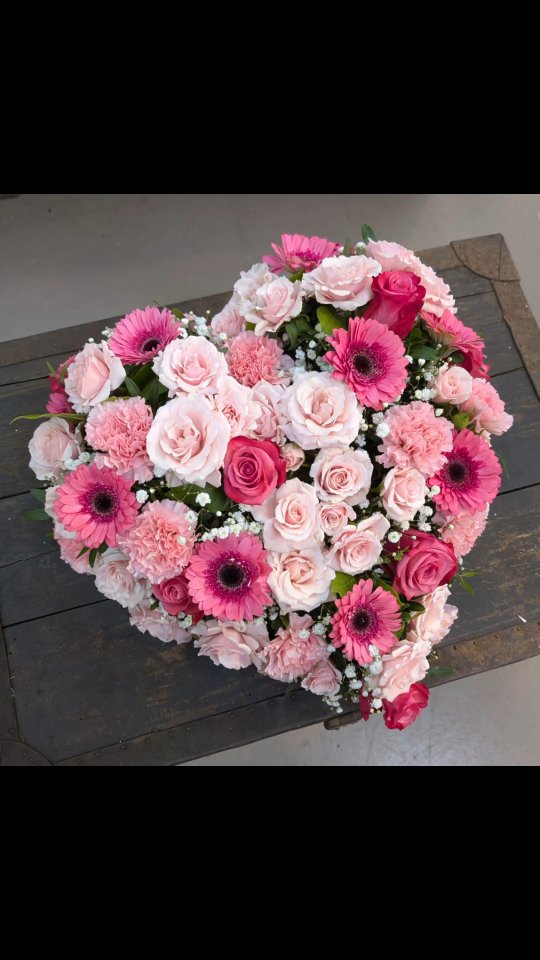 💗🌸 Composition mortuaire en forme de cœur 🌸💗
Création artisanale dans de doux tons de roses, symbole d’amour, de tendresse et de souvenir éternel ✨
Ce cœur floral est rehaussé d’un panache de fleurs délicates 🌿, apportant élégance et légèreté pour un dernier hommage plein d’émotion 🤍
Réalisation soignée par votre artisan fleuriste à Nice 🌺
📍 Livraison possible sur Nice et ses alentours 🚚
#artisanfleuriste #fleuristenice #compositionmortuaire #coeurfloral #fleursdeuil