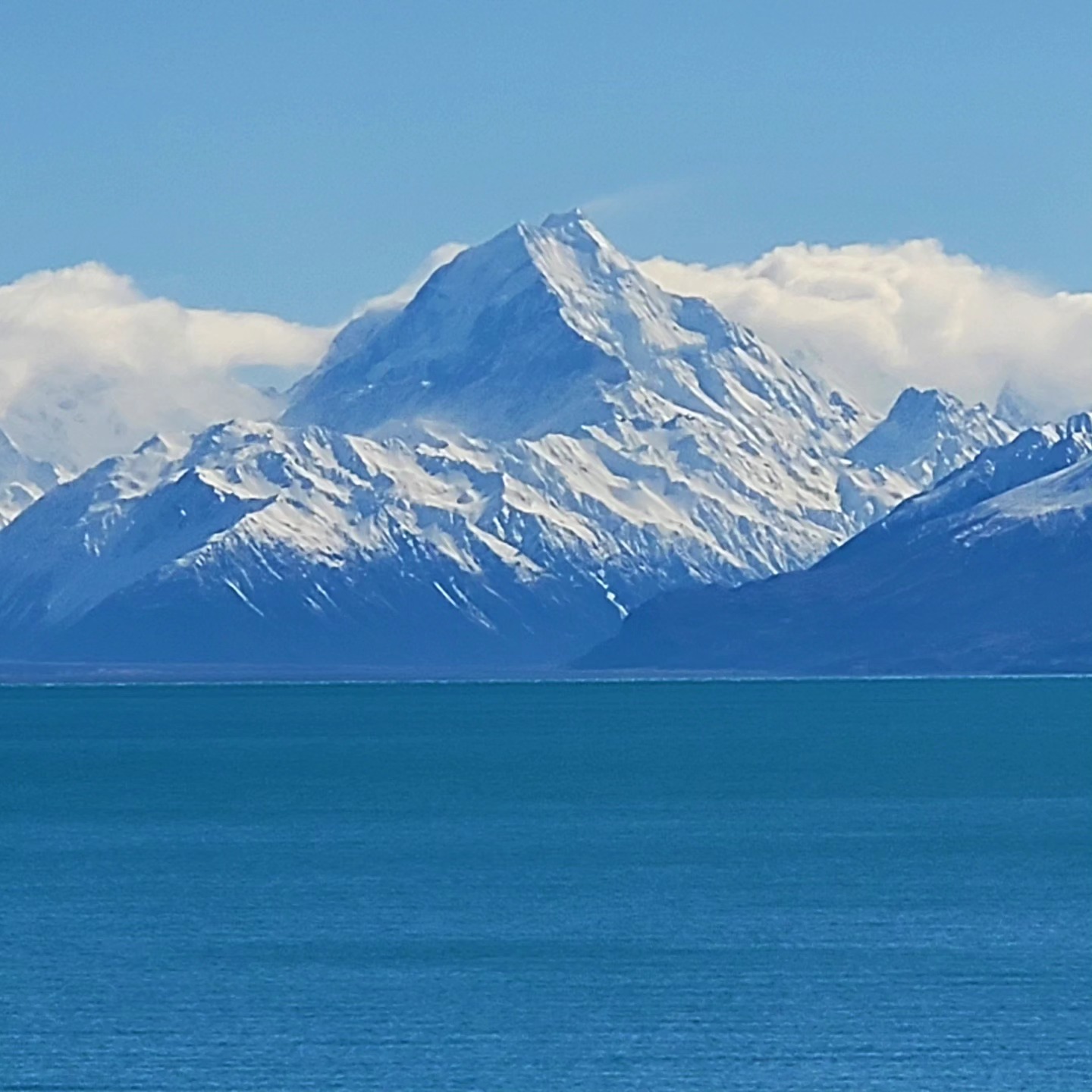 NZ's highest peak, Mt. Cook/Aoraki stands tall this morning seen from Lake Pukaki.
.
.
.
@purenewzealand #newzealand #wanaka #lovewanaka @wanaka #mountainspirit #meditation #retreats #yinyoga #experientialeducation #mtcook #aoraki