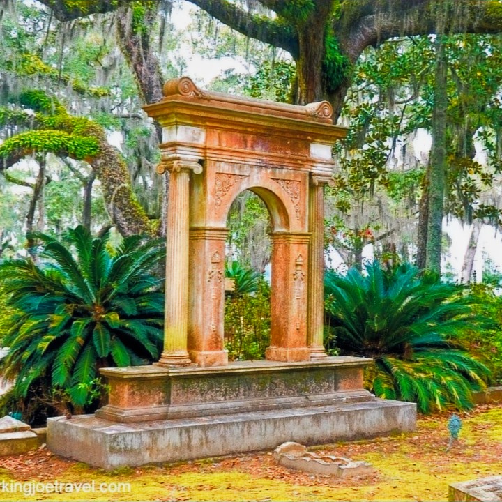 Savannah is calling! Stroll the Historic District, explore Owens-Thomas House, wander River Street, and find peace at Bonaventure Cemetery. Perfect for a 7-minute read and big travel inspiration. Link in Bio #Savannah #TravelInspo #HistoricTravel #SouthernCharm #LinkInBio