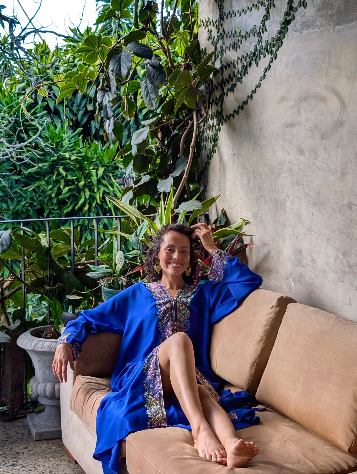 Los 4 ingredientes para empezar a cultivar la relación contigo misma
Una de las cosas que más aprecio de mi trabajo es todo lo que se abre cuando una mujer se dispone a mirarse y sentirse de verdad.
Cuando nos hacemos preguntas honestas, y nos atrevemos a responderlas, se revelan cosas muy simples… pero profundamente clave.
En una de esas conversaciones íntimas entre mujeres, apareció esta pequeña receta.
Nació de una pregunta sencilla, pero poderosa:
¿Qué necesito hoy que pueda darme yo?
La respuesta fue clara:
tiempo, cuidado, placer y amor.
Suena básico, ¿cierto?
Y aun así, ¿cuántas veces nos damos esto auténticamente?
La mayoría del tiempo estamos posponiendo, reagendando, cancelando.
Dejamos para “después” justo lo que más necesitamos.
Y es en esos pequeños incumplimientos donde, sin darnos cuenta, empezamos a abandonarnos y a alejarnos de nosotras mismas.
Hoy quiero compartir este regalo contigo.
Un regalo que nació de una mujer que se atrevió a escucharse.
Pregúntate con honestidad:
¿Qué estás ignorando hoy que realmente necesitas de ti, para ti?
Aquí va la receta:
1. Tiempo
¿Qué microacción puedes hacer hoy para tener tiempo contigo?
¿Qué deseo se ha repetido en ti, pero sigues postergando?
2. Cuidado
¿Cómo puedes cuidarte hoy?
Por ejemplo: sabes que necesitas un masaje, pero llevas meses posponiéndolo y el cuerpo ya te lo está gritando.
3. Placer
Cocinarte algo rico que llevas tiempo deseando.
Escuchar esa música que amas.
Salir a tomar un café y leer.
Ir a tu clase de baile.
¿Qué te da placer y no te estás permitiendo?
4. Amor
El amor es el resultado de los tres anteriores.
Es darte tiempo, cuidado y placer con presencia.
La mayoría de las veces ya sabemos lo que necesitamos.
Lo que falta no es claridad, es acción amorosa.
Empieza simple.
Observa esa lista mental de cosas que llevas tiempo posponiendo.
Escríbela.
Y elige una microacción • un 1% • que puedas hacer hoy.
Aquí necesitas de tu energía masculina para planear, concretar, ejecutar y sostener.
Y de tu energía femenina para habitarlo, sentirlo y disfrutarlo desde el cuerpo.
Así se empieza a cultivar una relación contigo.
Paso a paso.
Con presencia y con amor.
Sara💙