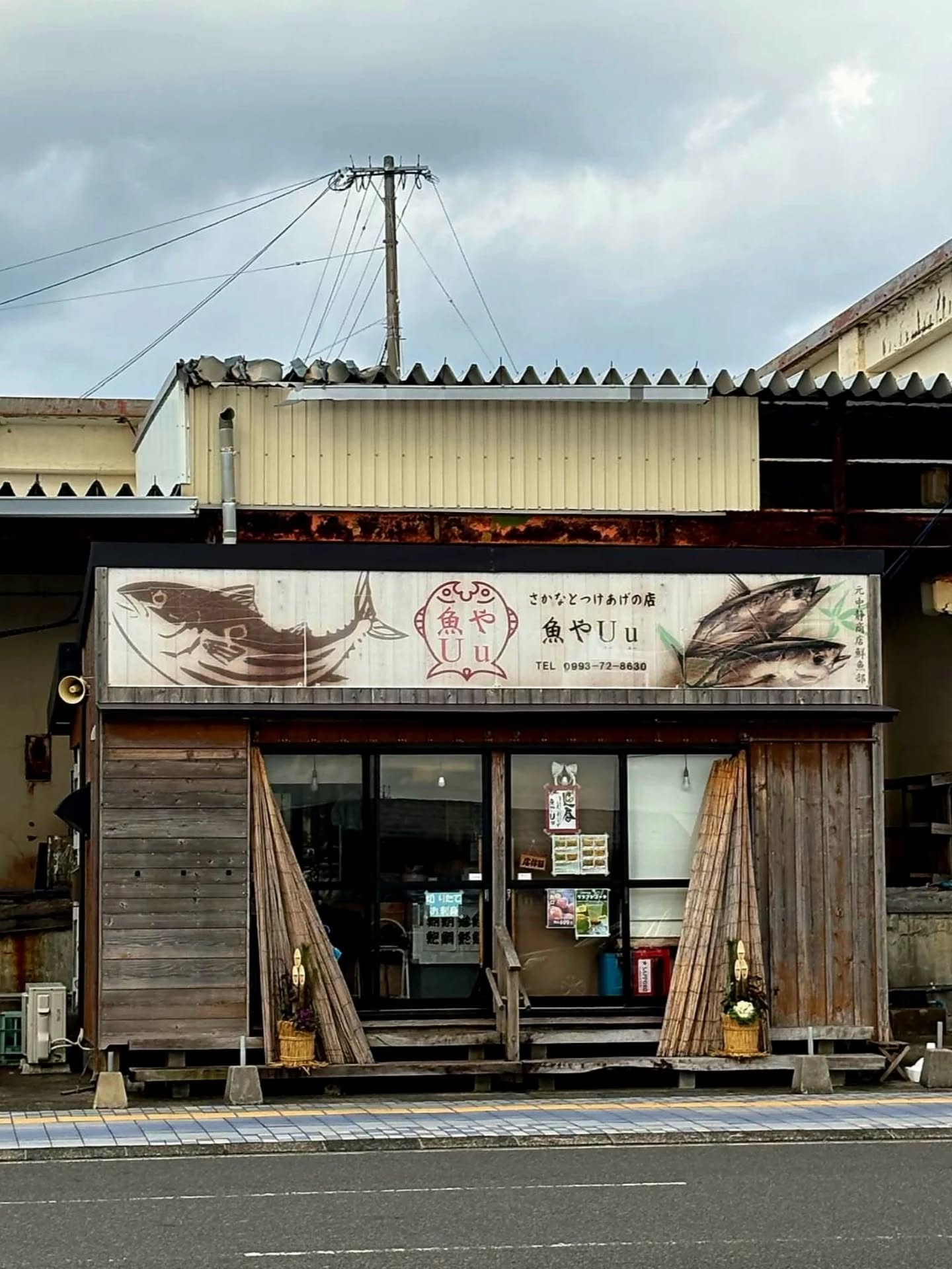 📍Makurazaki, au sud de Kyūshū, une petite ville portuaire entièrement tournée vers la bonite 🐟.
Ici, tout raconte le katsuobushi : les ports, les ateliers, l’odeur du fumage qui flotte dans l’air. On comprend vite que ce produit fait partie de l’identité même de la ville.
La fabrication du katsuobushi est un processus long et minutieux. La bonite est d’abord levée en filets puis cuite à la vapeur. Elle est ensuite fumée encore et encore pendant plusieurs semaines, avant d’être lentement séchée. Pour certaines pièces, une fermentation naturelle vient parfaire le tout, donnant naissance à ces blocs extrêmement durs, presque minéraux.
🍽️✨Une fois râpé en copeaux très fins, le katsuobushi révèle toute sa richesse aromatique. C’est l’un des grands piliers de la gastronomie japonaise, la base du dashi et une source majeure d’umami. Un ingrédient simple en apparence, mais capable de transformer un plat par sa profondeur et sa précision.
🌊🇯🇵 À Makurazaki, j’ai surtout ressenti le respect du temps et du geste : derrière chaque copeau de katsuobushi, il y a une ville, un climat, et un savoir-faire transmis depuis des générations.
#Katsuobushi #Kyushu #Japon #japantrip #voyageculinaire