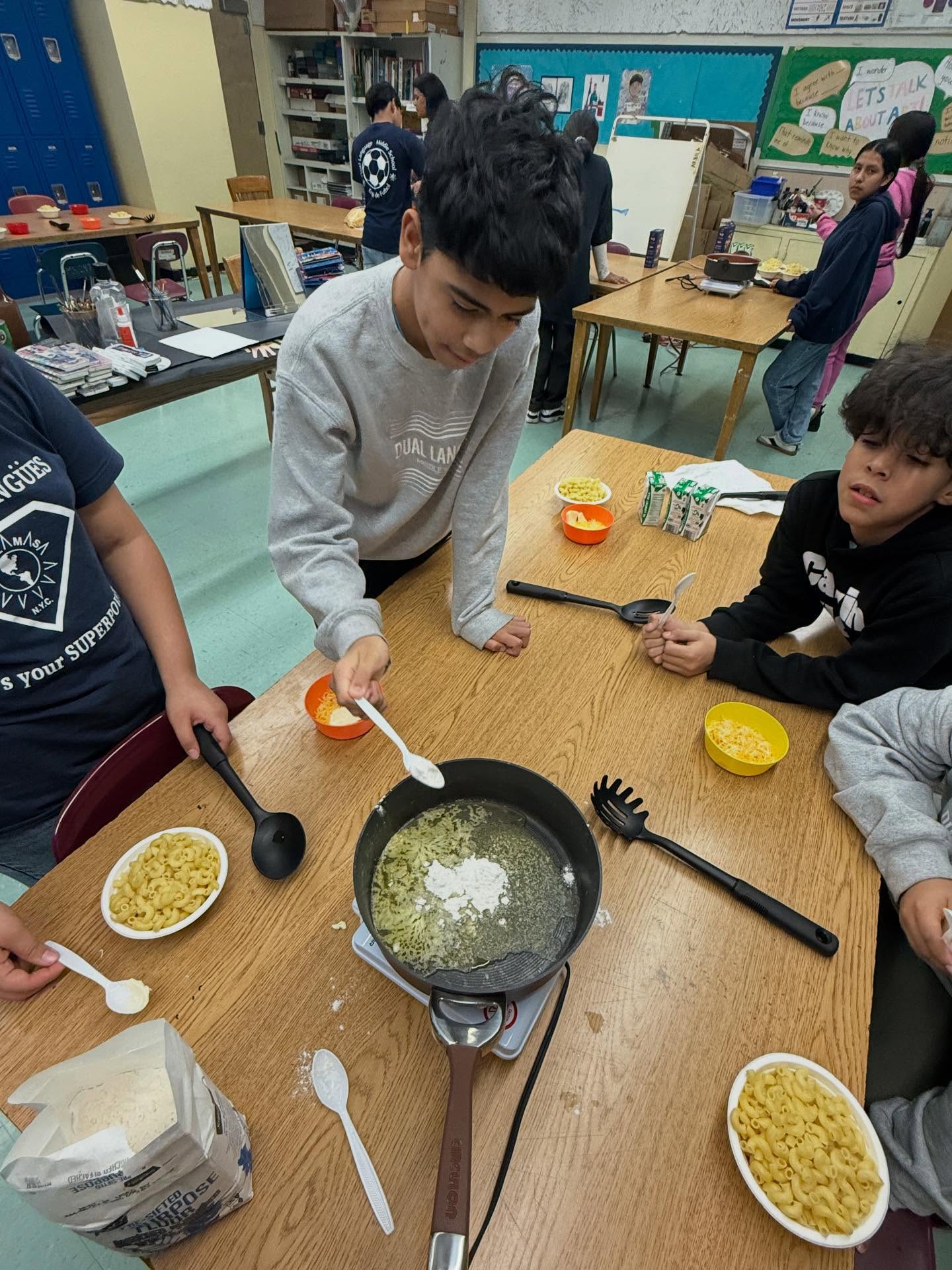 ¡Que rica! Our winter cooking class with Ms. Blanca and Ms. Ingrid had its kick-off today. ¿Que te gusta cocinar? 🍽️ #dlmsfamilia