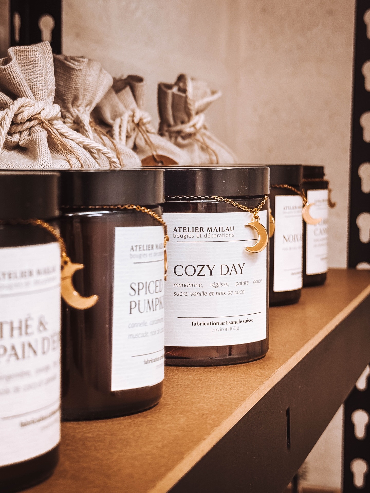 La collection d’hiver touche doucement à sa fin. ✨
Si l’une des créations de cette collection hivernale te fait envie, c’est probablement le bon moment pour te l’offrir.
#artisanatsuisse #faitmainsuisse #bougiesuisseromande