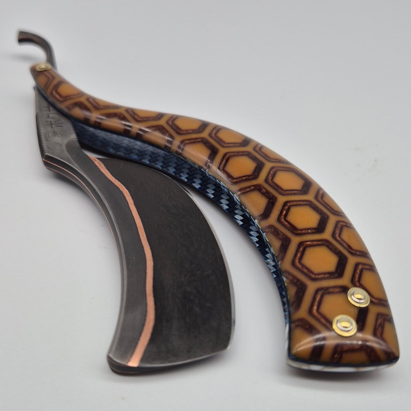 15/16 custom design using the R.Saito SK1 razor as inspiration.
The blade is Hitachi Aogami Super core Cu Mai from @oblivionblades
The scales are hex vintage butterscotch micarta from @j.huecustoms
Pins are brass with stainless and brass washers.
#boxercustomrazors #customstraightrazor #straightrazor #razor #artknife luxury handmade bespoke boystoys art sculpture wetshaving shaving shaveoftheday