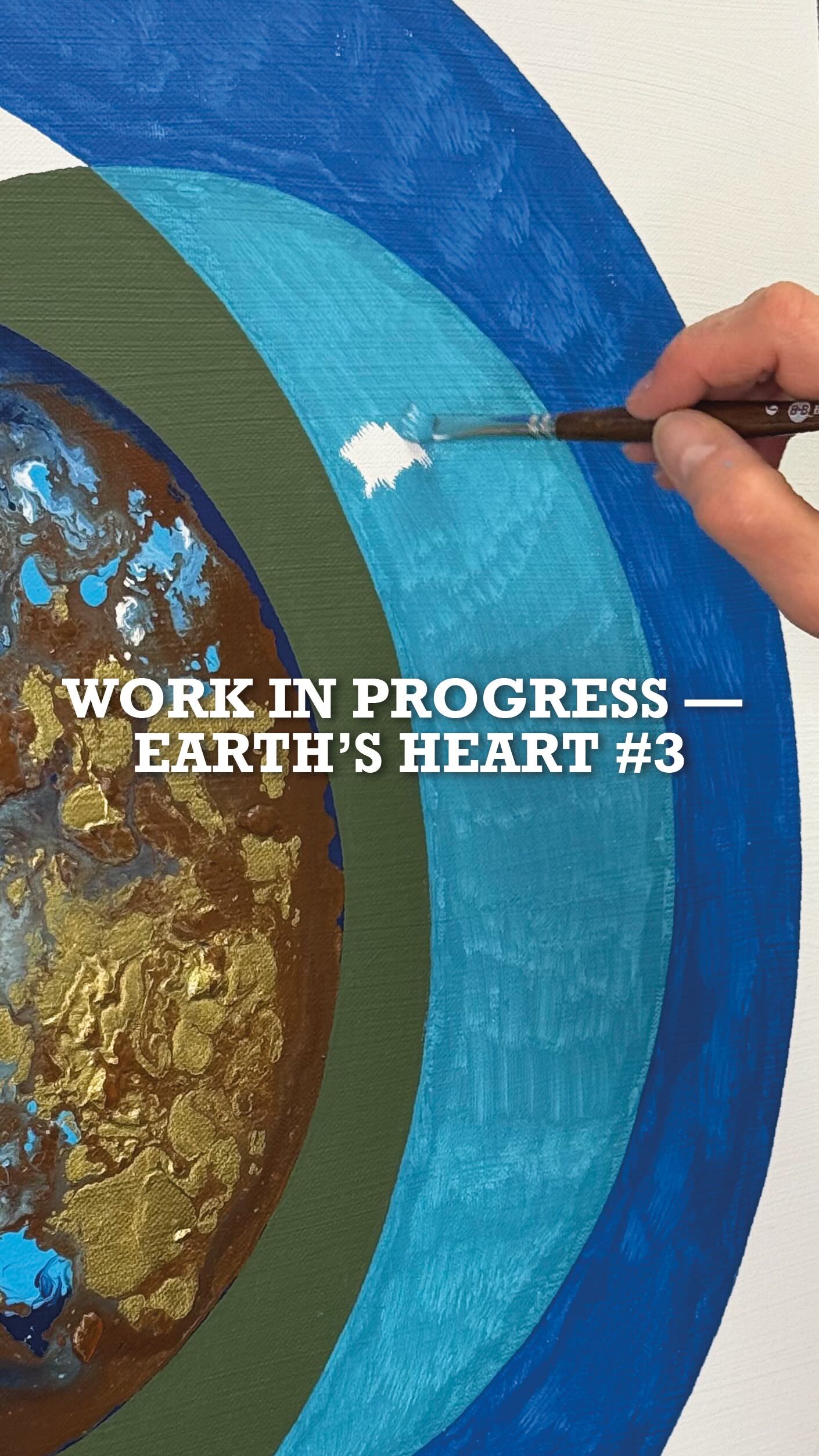 Through my ‘Earth’s Heart’ series, I pay tribute to the Earth’s primordial force and its deep memory.
I am currently working on the third painting of the series, where layers of colour begin to find their balance.
In just a few days, the work will be ready to be seen in its final form.
🇮🇹 Attraverso la mia serie ‘Earth’s Heart’ rendo omaggio alla forza primordiale della Terra e alla sua memoria.
Sto lavorando al terzo quadro della serie: passaggi di pittura in cui il colore inizia a trovare il suo equilibrio.
Ancora pochi giorni, poi sarà pronto per essere vista nella sua forma finale.
🏷️ artwork | abstract geometric painting | color aesthetic | earth art | art collectors | gold painting
#laurarota #laurarotaart #circlesofjoy #circlesofjoyart #earthsheart