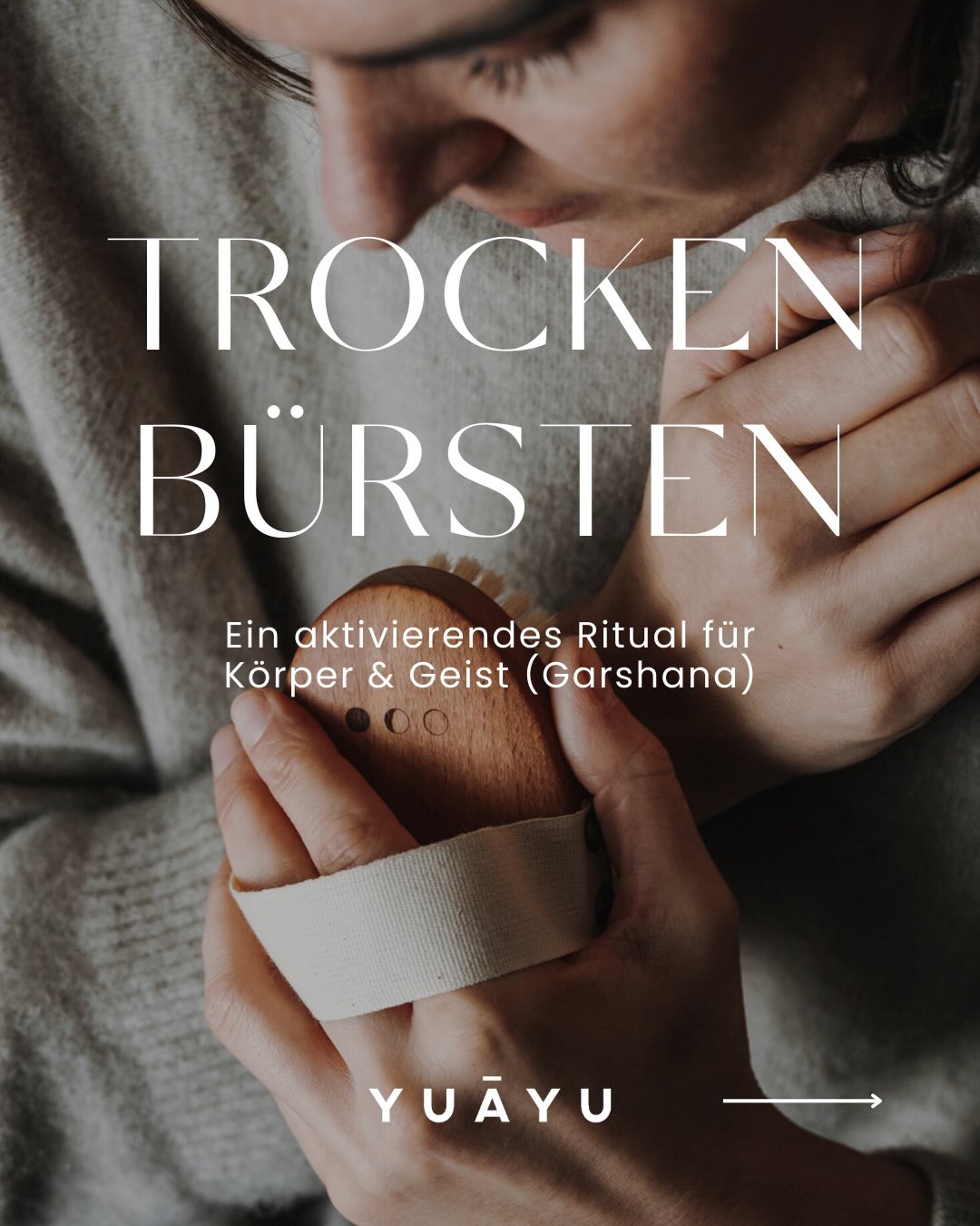 Wir befinden uns grade in der Kapha Zeit des Jahres: bestimmt von den Elementen Erde und Wasser.
Ihr spürt es sicher: Schwere, feuchte Kälte, man kommt schwerer aus dem Bett und schwerer in die Gänge.🍵
Garshana, das ayurvedische Trockenbürsten,
aktiviert, belebt und gleicht Kapha aus.✨
Am besten morgens, vor dem Duschen
und mit sanftem Druck Richtung Herz.
#yuāyu #trockenbürsten #ayurveda