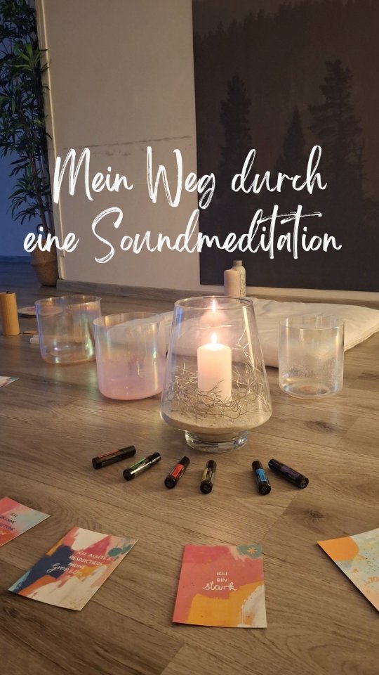 1 Minute Sound Meditation im Kerzenlicht für dich💫
Du kannst dir nicht vorstellen, wie so ein Abend mit Sound Meditation abläuft? Ich nehme dich einfach mal mit!💫
Für jeden Abend wähle ich ein Thema. Meistens Etwas, das mich selber gerade beschäftigt - ich merke immer wieder, wie sehr das mit meinen Teilnehmern in Resonanz geht!
Damit unser Geist entspannen kann, darf unser Körper erstmal noch loslassen. Meist machen wir zu Beginn einige Bewegungen, die dem Körper dabei helfen, überschüssige Energie loszuwerden.
Wir praktizieren gemeinsam Atemübungen, um auch unserem Nervensystem zu zeigen, dass jetzt Zeit für Entspannung ist.
Bevor wir die Klangschalen auf uns wirken lassen (ca 30-40 Min), führen ich die Teilnehmer noch durch eine gesprochene Meditation - passend zum Thema der Stunde. Somit kommt auch der Geist final an und tut sich leichter, sich anschließend einfach nur auf die Klänge einzulassen.
Dann folgt der Hauptteil - die Sound Meditation! Wie sich die Klänge der Kristallklangschalen positiv auf Körper, Geist und Seele auswirken, erkläre ich euch in einem anderen Reel💫
Abschließend liebe ich es, den Teilnehmern bestärkende Worte, ein passendes Zitat oder eine weitere entspannde Übung mit auf den Weg zu geben, damit solch ein magischer Abend noch möglichst lange nachwirken kann!
Natürlich nutze ich jedes Mal auch meine geliebten ätherischen Öle - wie die Schwingungen der Kristallklangschalen können die Öle dabei helfen, das Erfahrene noch tiefer im Körper aufzunehmen. Ein perfektes Match!❤️
Bist du das nächste Mal dabei?
Sonntag 01.03. um 17 Uhr in Günzburg
Sonntag 26.04. um 17 Uhr in Günzburg
#soundmeditation #Kristallklangschalen #klangreise #Akashabowls #Meditation