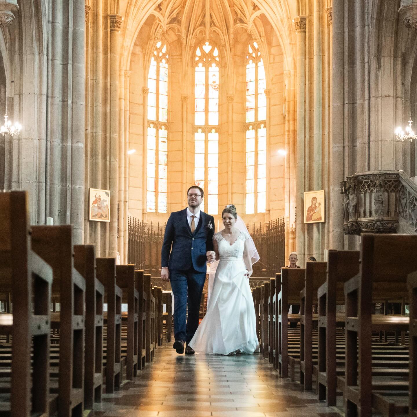 La sortie de cérémonie, portée par cette belle lumière dorée ✨
#mariagelyon #reportagemariage #photographemariage #weddingphotographer #photographemariagelyon