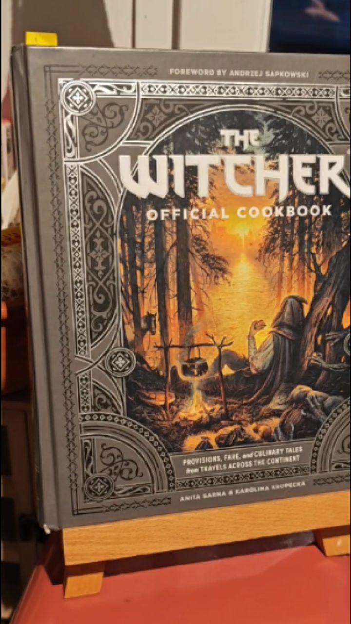 Une recette du merveilleux cookbook dans l'univers du Witcher. Toutes les recettes que j'ai essayées( une quinzaine environ) sont toujours délicieuses.
Un bien bel ouvrage !!! #thewitcher #thewitcherofficialcookbook #cooking #witcherkitchen #outdooradventure