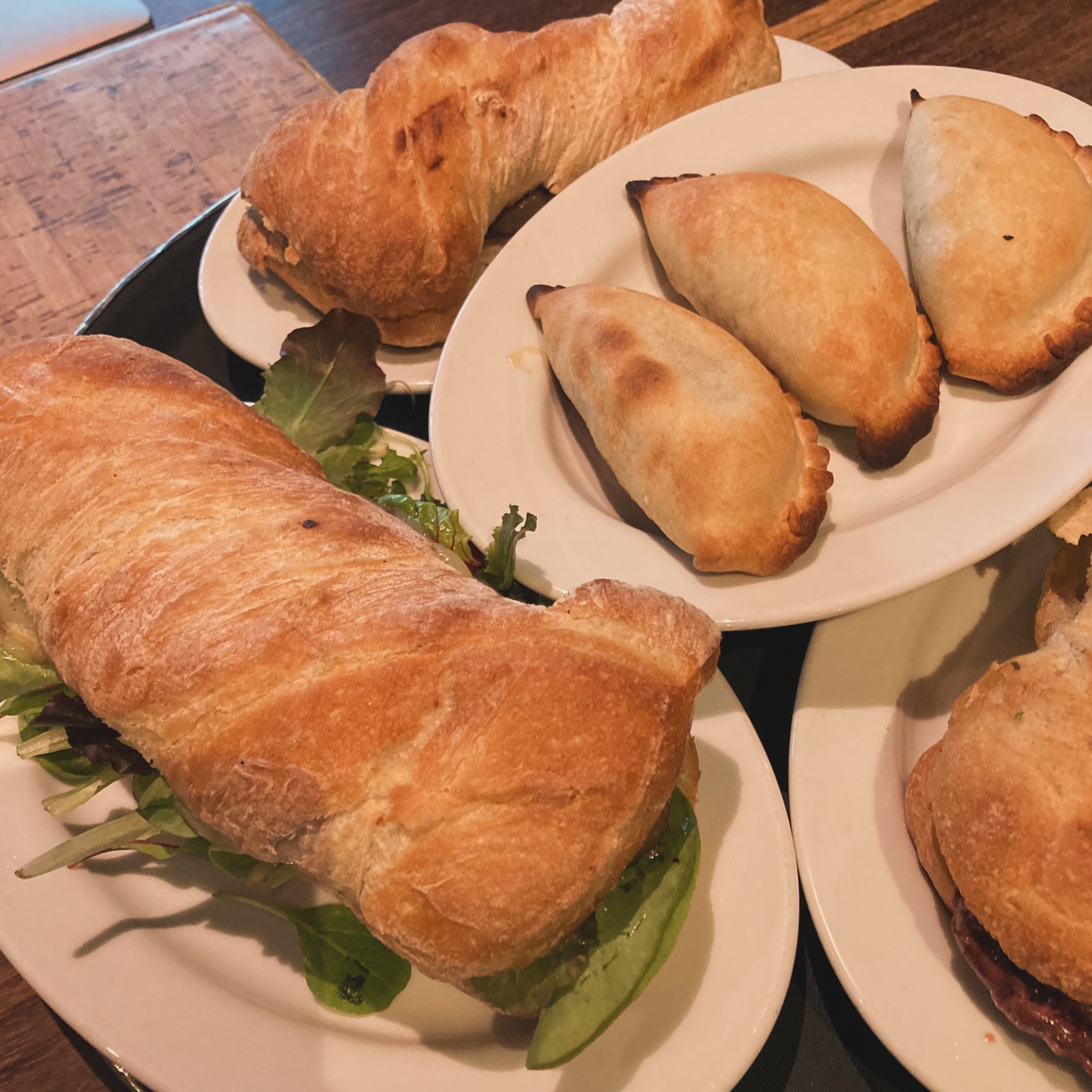 Sandwiches oder Empanadas? Zum Zmittag oder zum Znacht? Bei uns erwarten dich immer frisch zubereitete Köstlichkeiten von Dienstag bis Samstag ab 17Uhr und Mittwoch bis Freitag von 12-14Uhr.
#chequelomo #lunch #dinner #basel #gastronomy