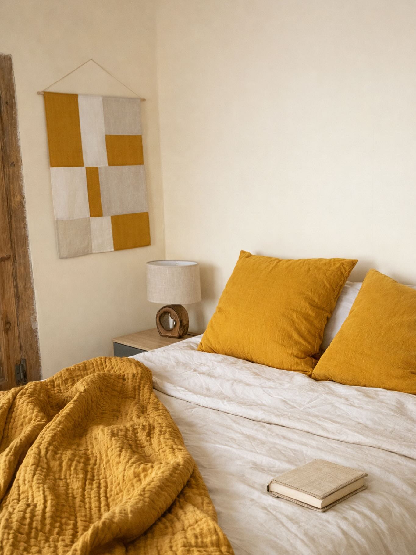 Ode à l’essentiel 💛
Je suis partie de ce qui existait déjà :
la parure de lit et ses couleurs, ses nuances,
l’atmosphère qu’elle dégage.
Cette photo, c’est celle de ma chambre,
dans notre maison en vieilles pierres,
un lieu qui compte pour moi.
Le vitrail de lin fait écho.
Une manière de reprendre chaque teinte,
chaque vibration,
et de les laisser dialoguer avec la lumière.
Créer ainsi, pour moi,
c’est ressentir ce qui est là,
et imaginer une pièce qui s’intègre,
qui révèle,
sans jamais s’imposer.
La lumière se pose ici, en douceur, sur le lin…
#linlavé #lingedelitenlin #decochambre #fibrenaturelle #pojagi