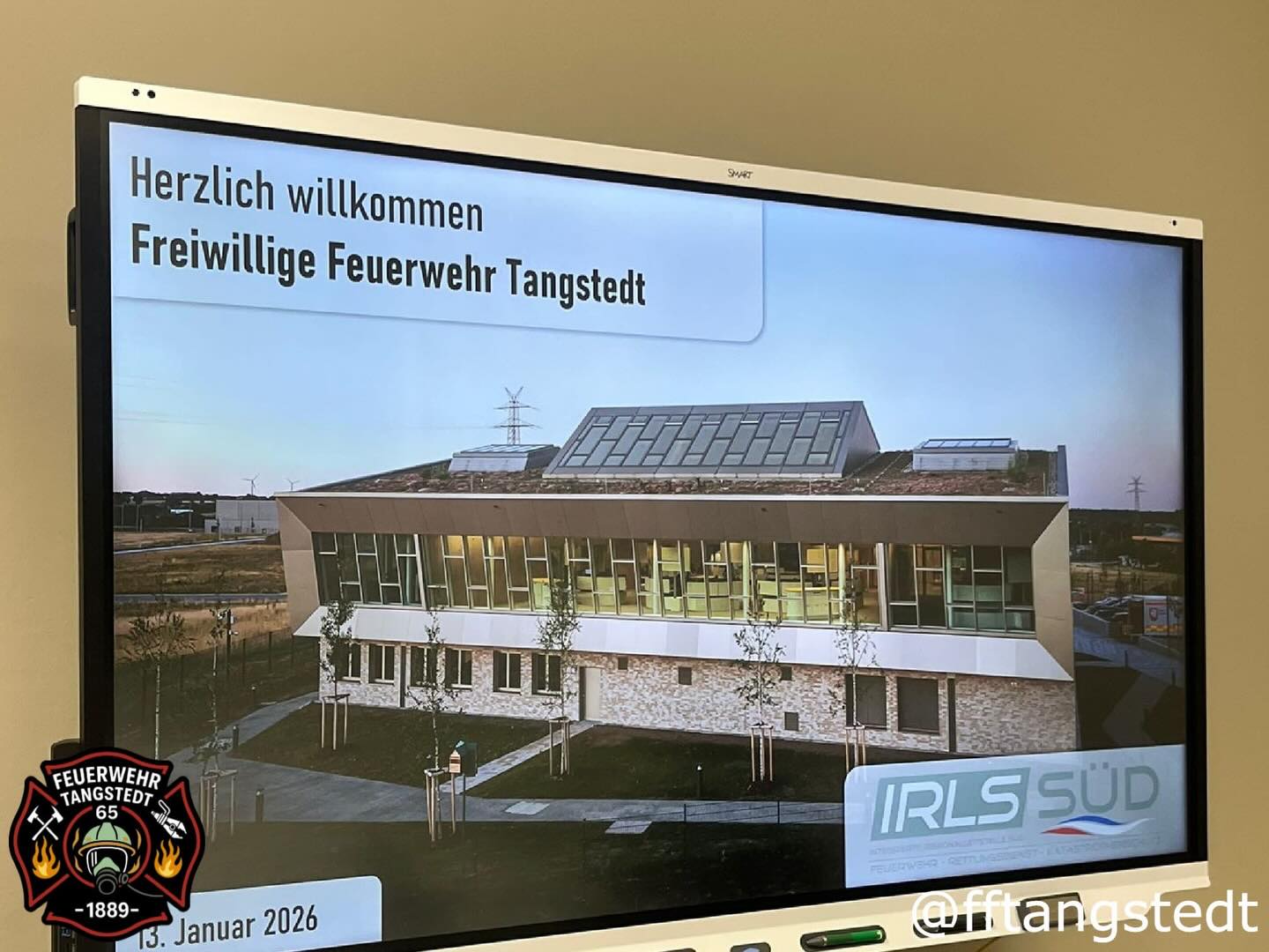 Da wo alles beginnt 📞📟
Ein Teil unserer Mannschaft hatte gestern die Möglichkeit die für uns zuständige, neu erbaute Integrierte Regionalleitstelle Süd zu besichtigen.
Neben einer Besichtigung bekamen wir außerdem interessant Einblicke in die Arbeit der Leiststelle und den genauen Ablauf von der Notfallmeldung bis hin zur Alarmierung der zuständigen Organisationen. 🚒🚑
Ein großes Danke geht an die Kollegen der @irls.sued für den spannenden und informationsreichen Abend. 🧑🏼🚒